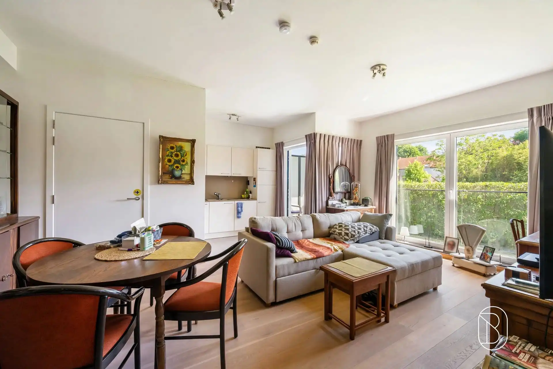 IDEALE INVESTERING! Moderne assistentieflat met terras foto {{pictureIndex}}