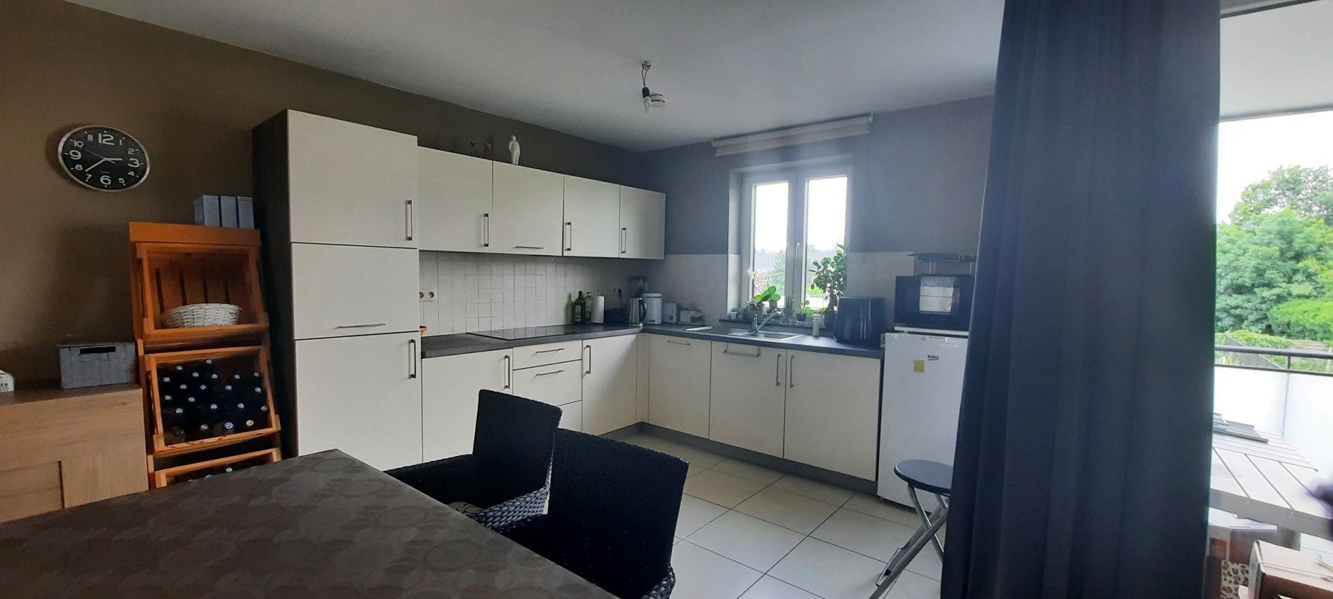 Charmant en ruim duplex appartement in het centrum van Neeroeteren, met 3 slaapkamers en terras.  foto 3