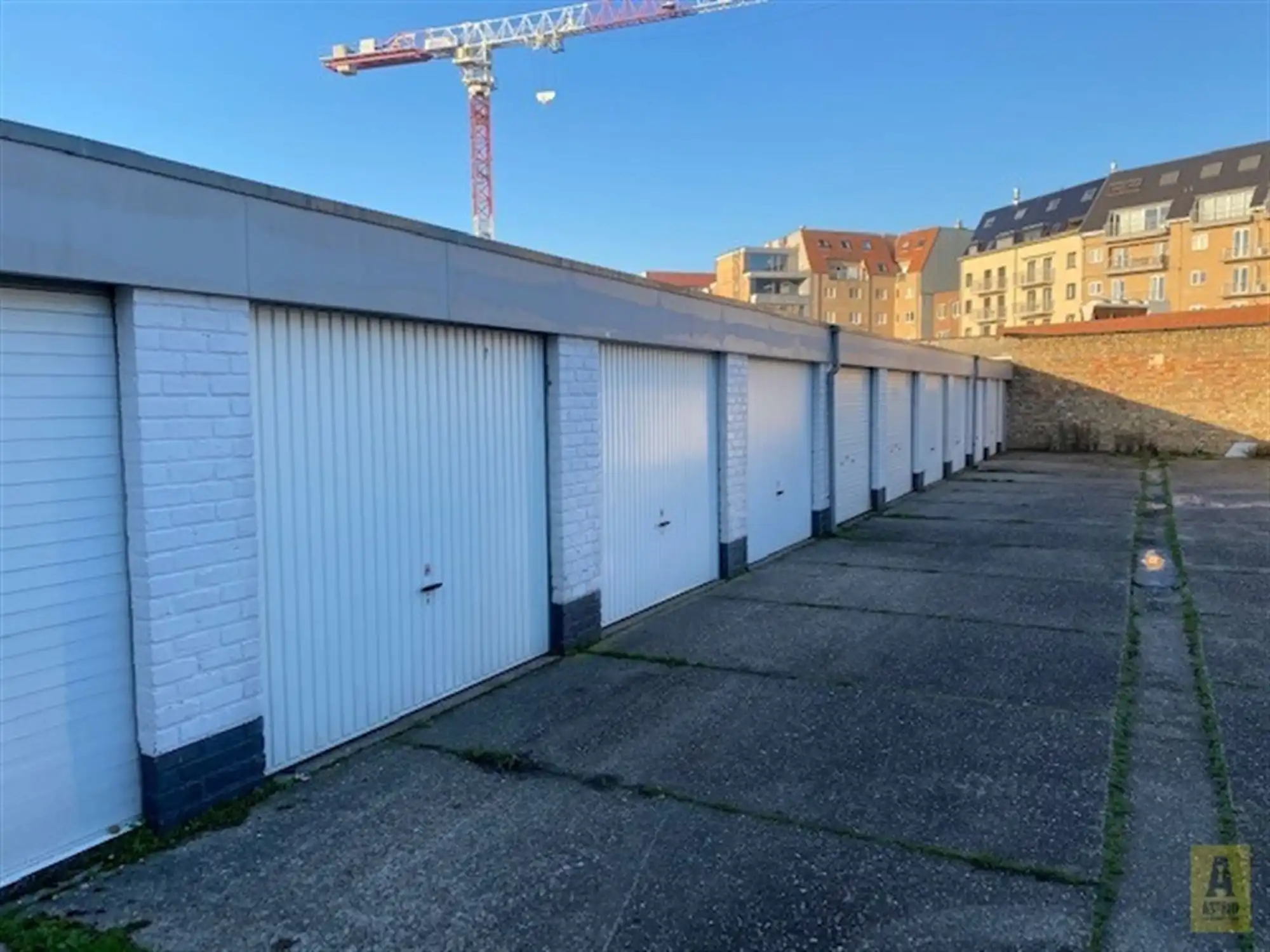 Gesloten garagebox centraal gelegen (Antwerpenstraat) te Bredene-Duinen foto 2