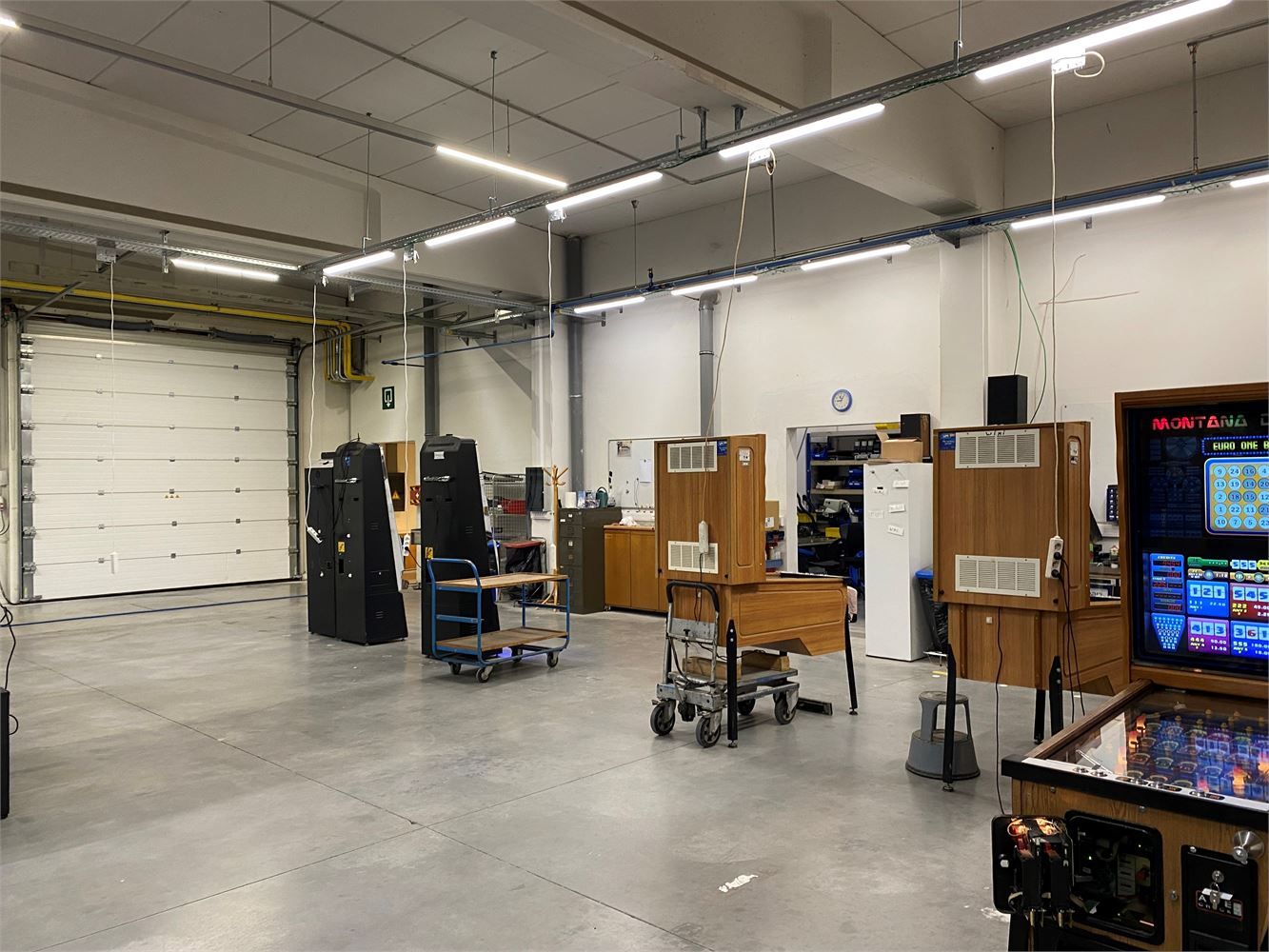 MODERNE MAGAZIJNEN MET KANTOOR EN PRIVEPARKING NABIJ E40 foto 9