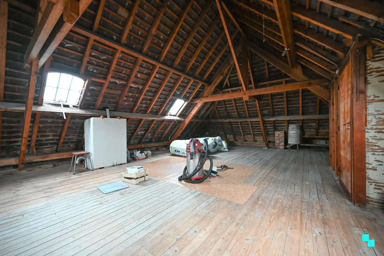 Kleurrijke kubistische burgerwoning in hartje Izegem foto 30