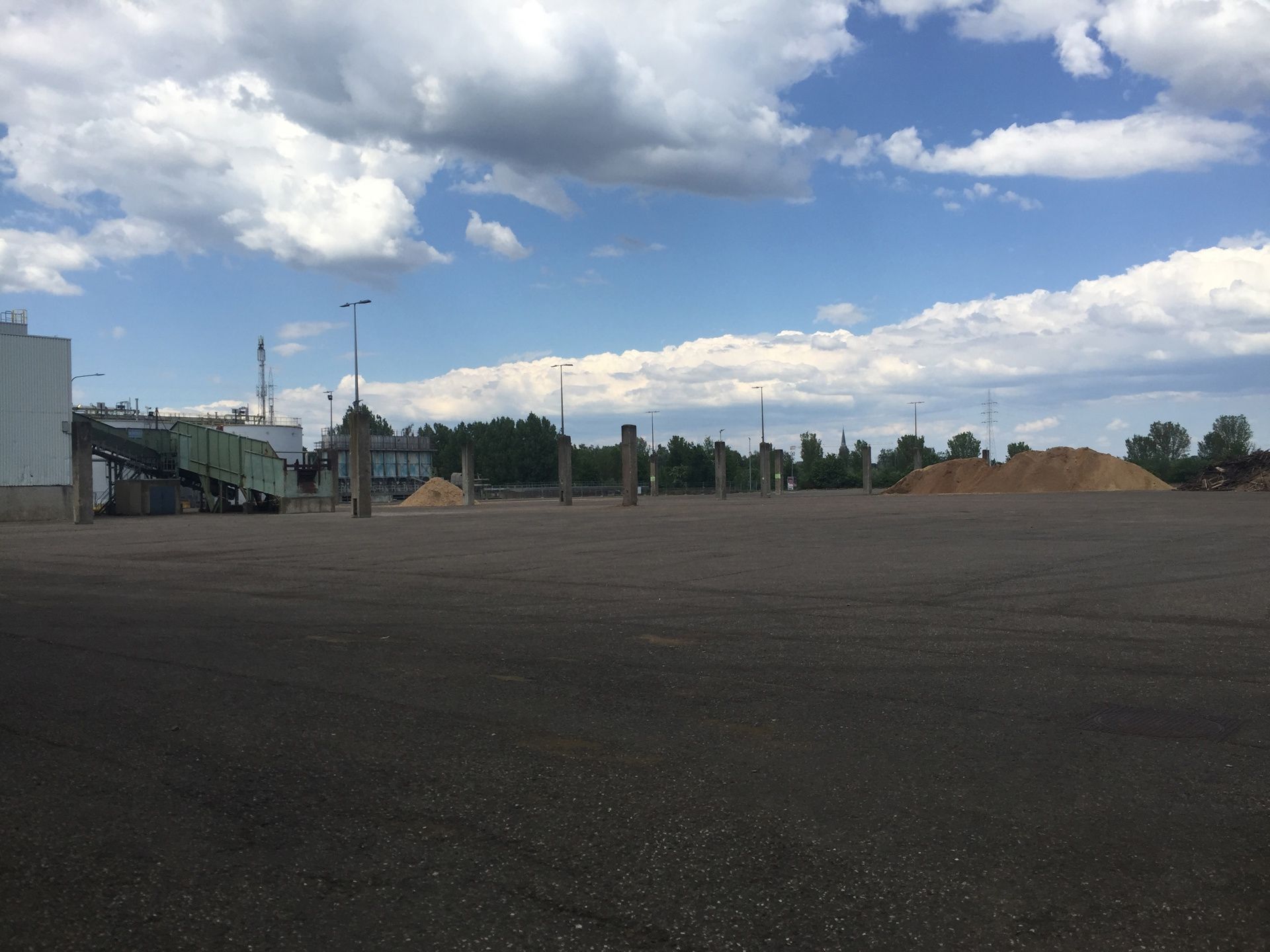 Magazijn 4.236m²+ 8 loskades  en verharde terreinen te huur. foto 7