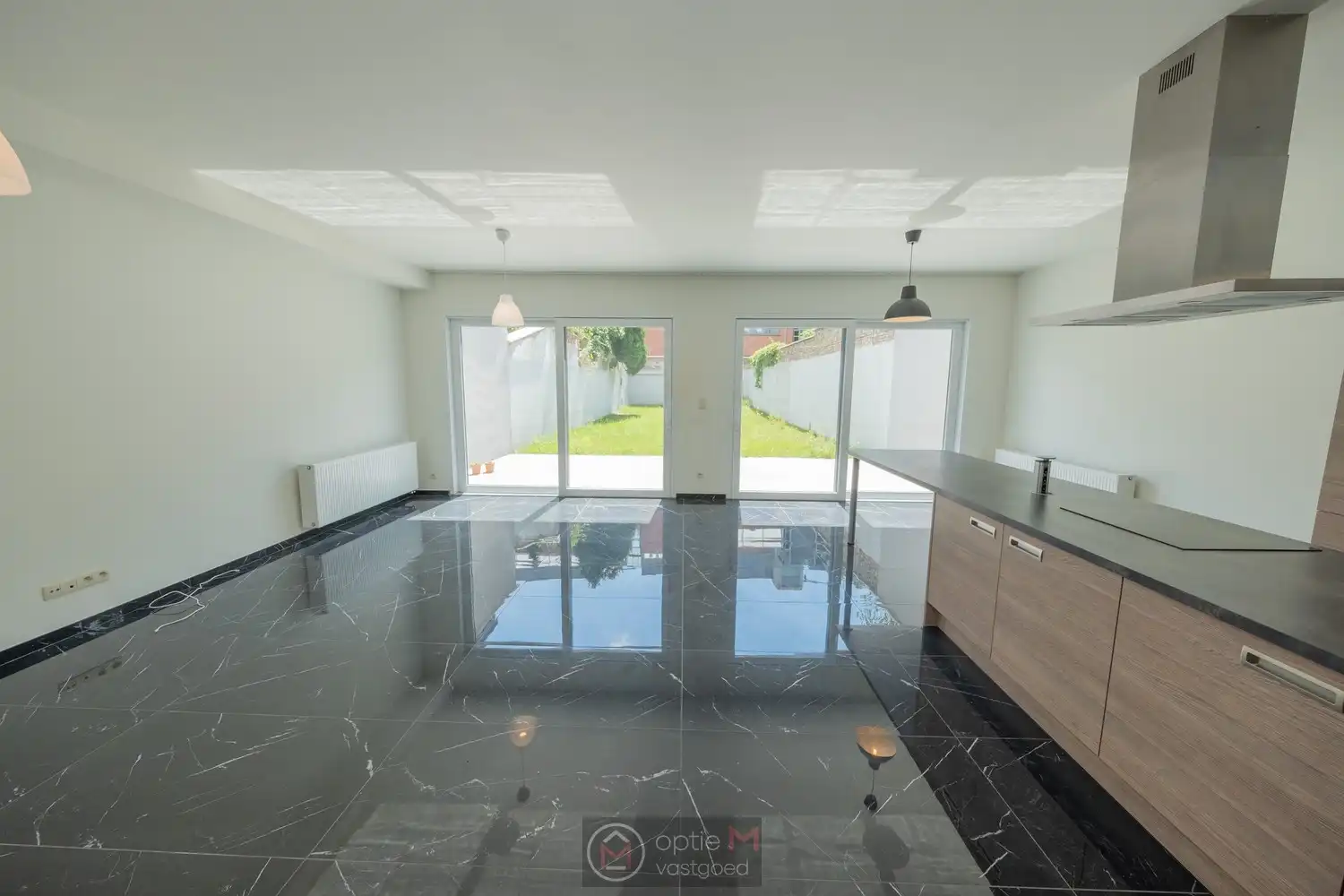 RUIM GELIJKVLOERS APPARTEMENT MET 2 SLPKS EN TUIN MET TERRAS. foto 7