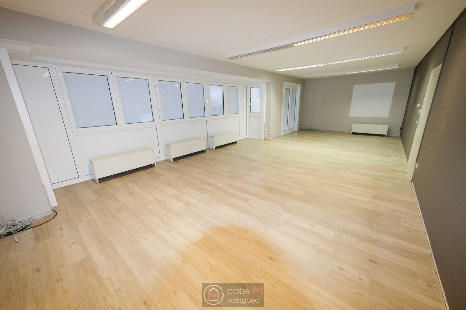 RUIM KANTOORGEBOUW OP TOPLIGGING IN BILZEN foto 15