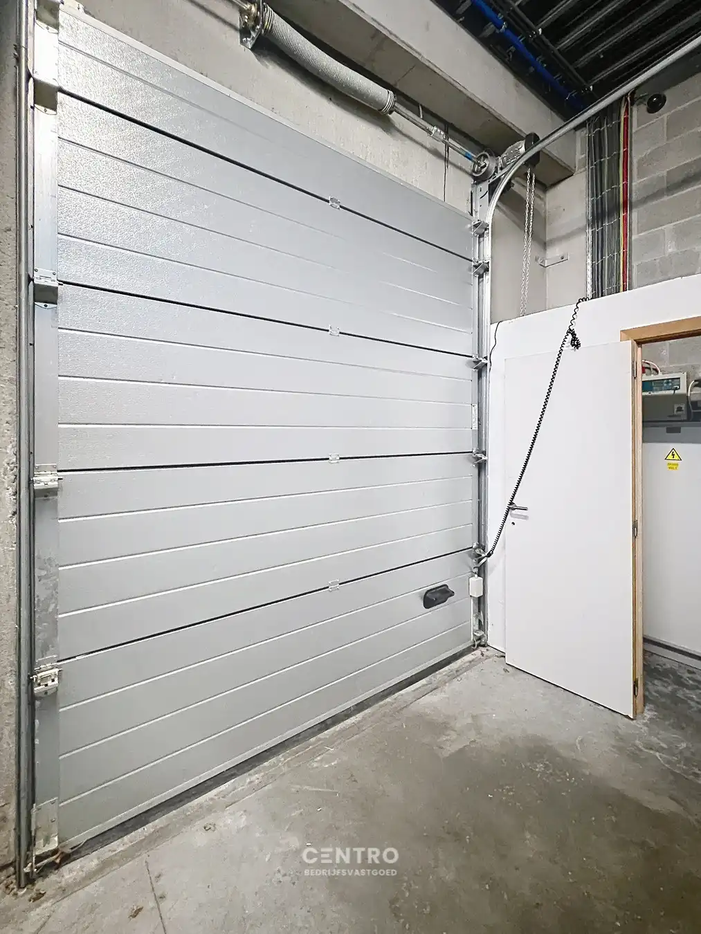 Multifunctioneel bedrijfspand (binnenrecreatie, toonzaal, winkel, opslag,...) van 782m² met 40 parkeerplaatsen op eigen terrein te Bavikhove (Harelbeke). foto 28