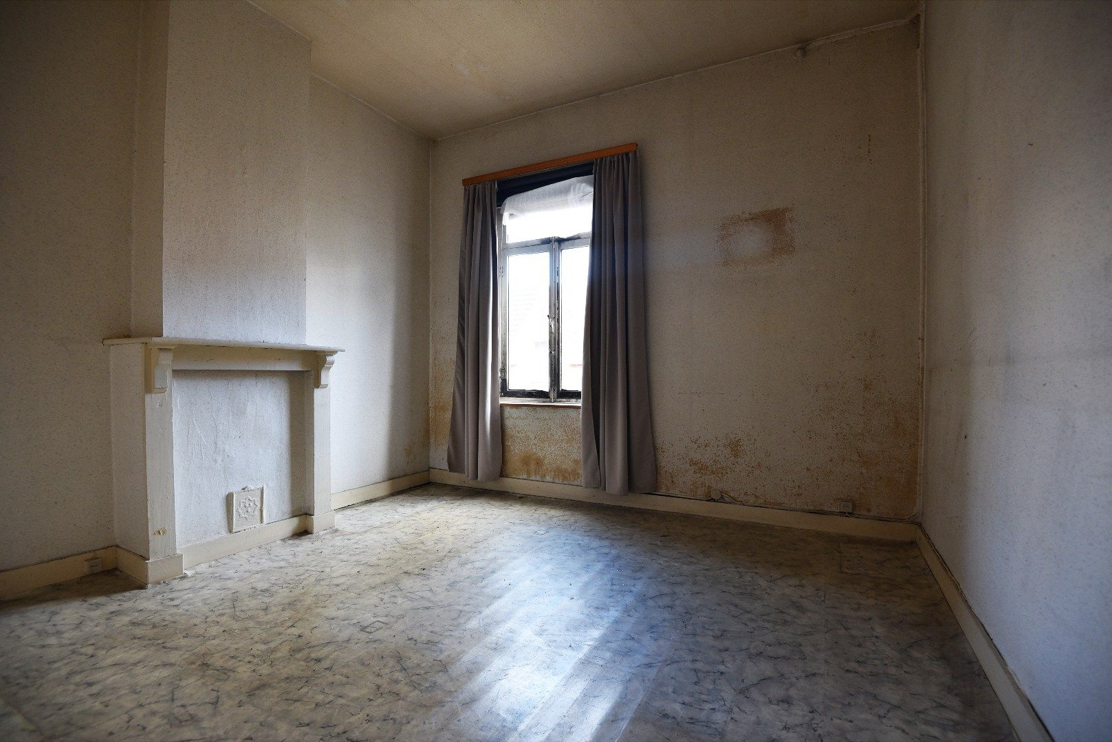 Grondig te renoveren woning maar ! GEEN RENOVATIEPLICHT ! Ideale starterswoning / investeringspand te Gent foto 4