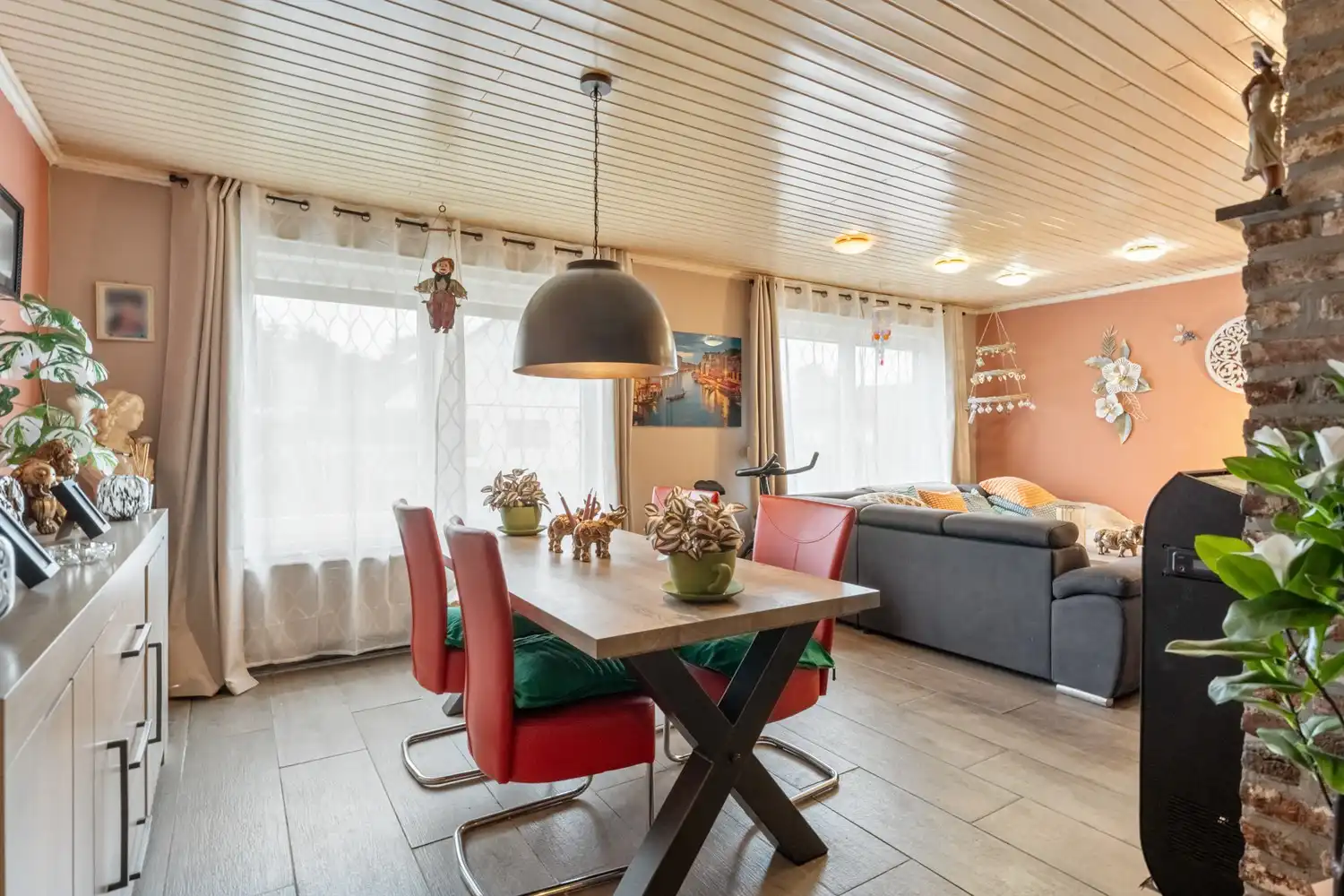 Ruime halfopen woning met 5 slaapkamers en een zolder om verder in te richten! foto 5