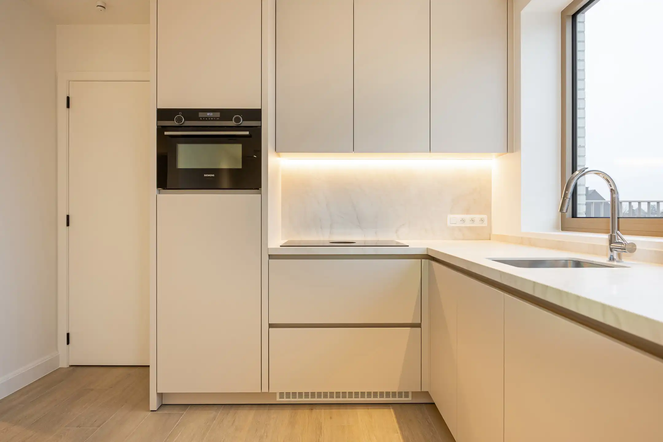 Nieuwbouw penthouse met 1 slaapkamer en groot terras foto 8