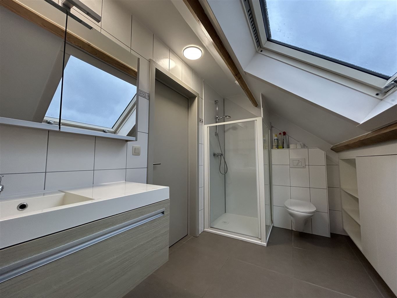 Ruim duplexappartement met 2 slaapkamers, terras, autostaanplaats en kelderberging. foto 17