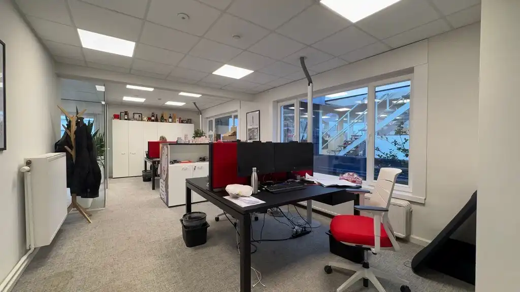 Instapklaar kantoor te huur vlakbij R4 en E40 in Drongen foto 4