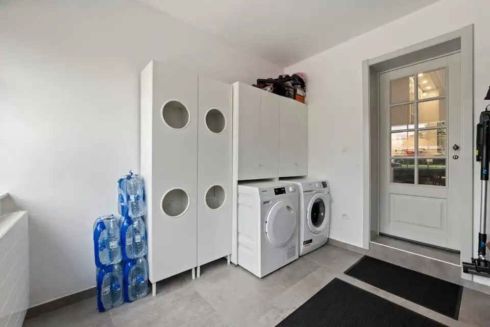 RUIME, GERENOVEERDE OPEN BEBOUWING MET 6 SLKS EN KNAPPE TUIN IN ALKEN foto 19