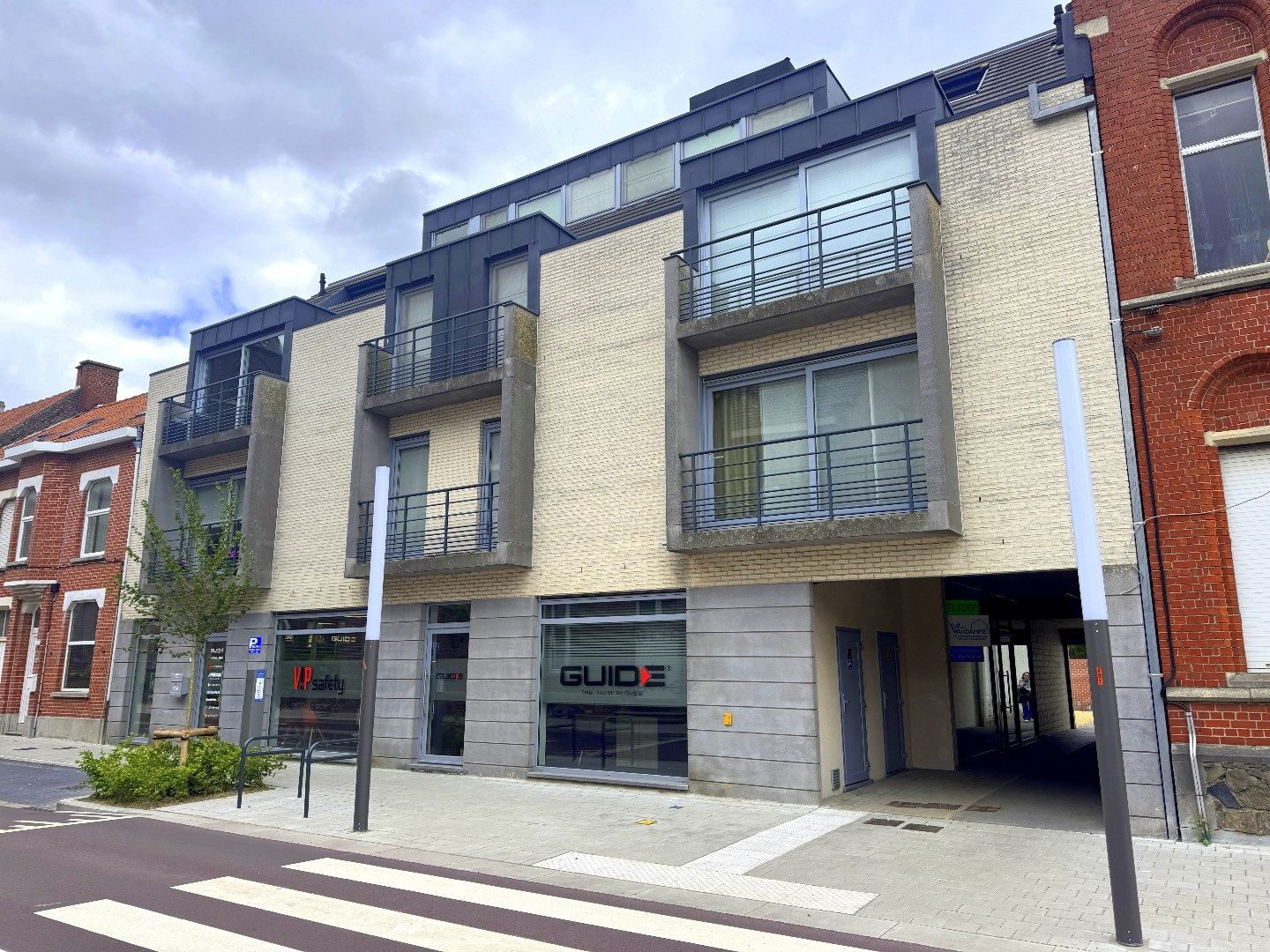 Instapklaar 1-slaapkamerappartement met prachtig terras in het hart van Bissegem foto {{pictureIndex}}