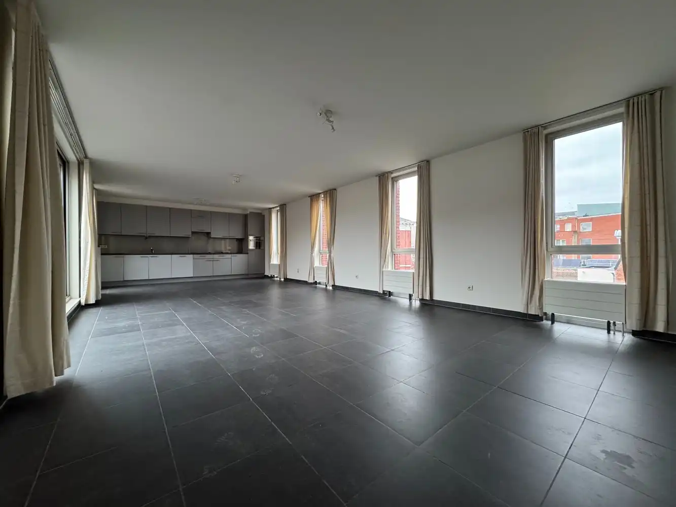 Exclusief ruim penthouse/loft in hartje Hasselt foto 4