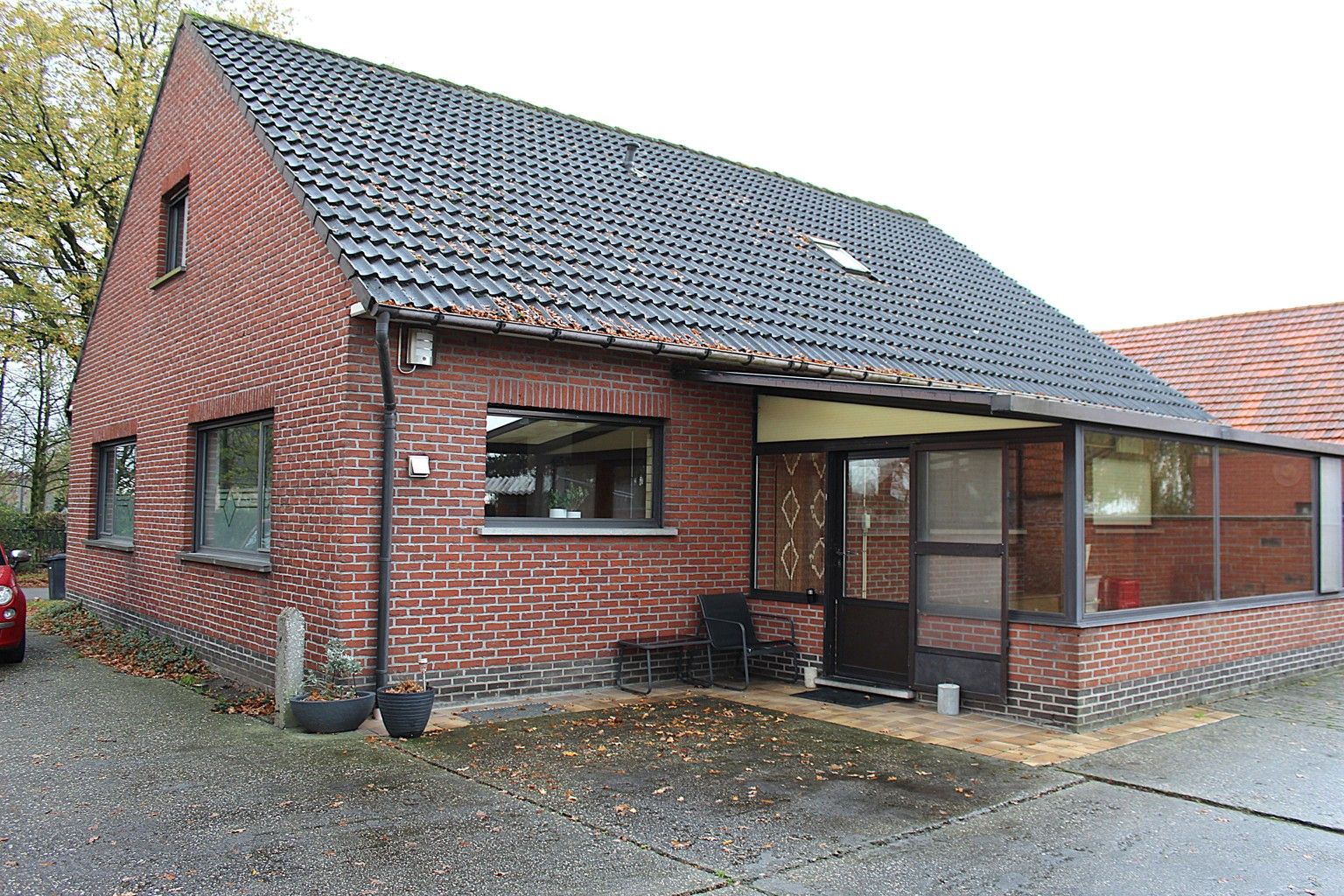Vrijstaande gezinswoning met tuin en garage foto {{pictureIndex}}