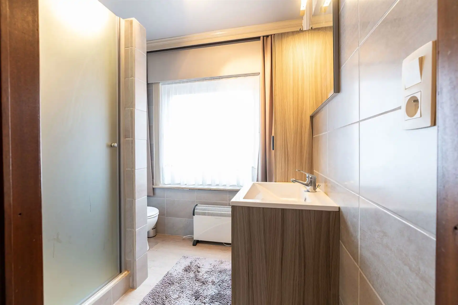 Halfopen gezinswoning met licht, structuur en potentieel foto 22