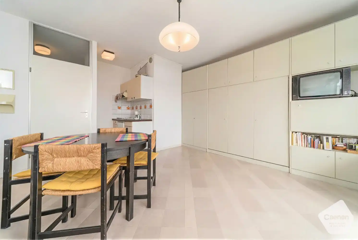 Te renoveren of op te frissen studio met zonnig terras en staanplaats inbegrepen foto 4