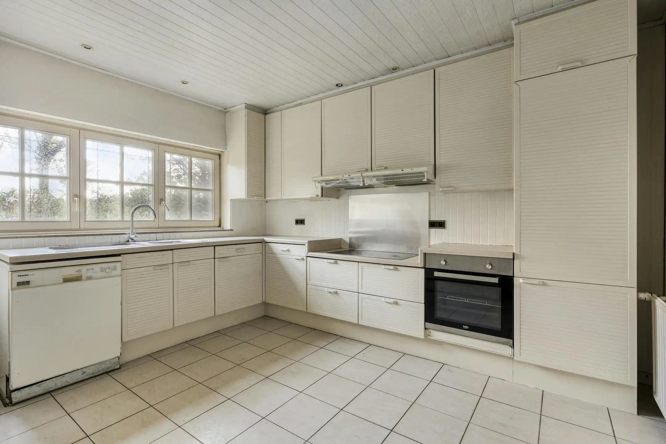 Charmant huis te koop in Putte-Kapellen met grote tuin foto 10