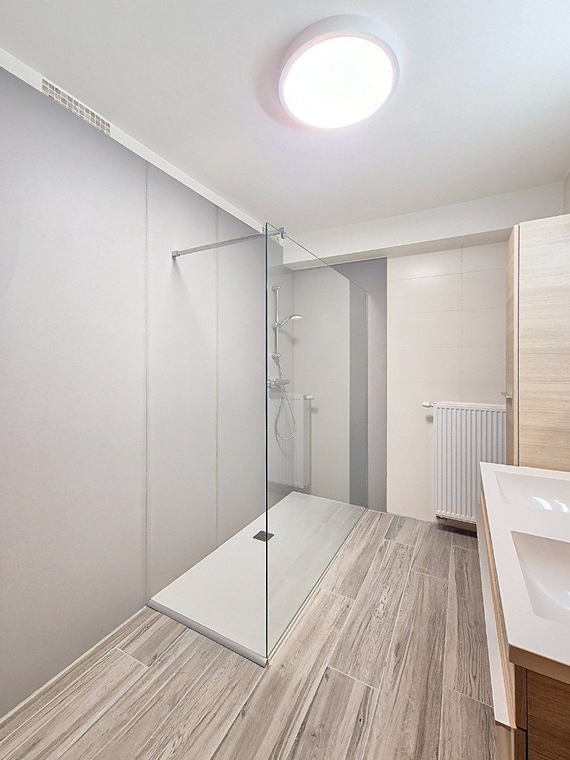Gelijkvloersappartement met 2 slaapkamers en 2 autostandplaatsen foto 9