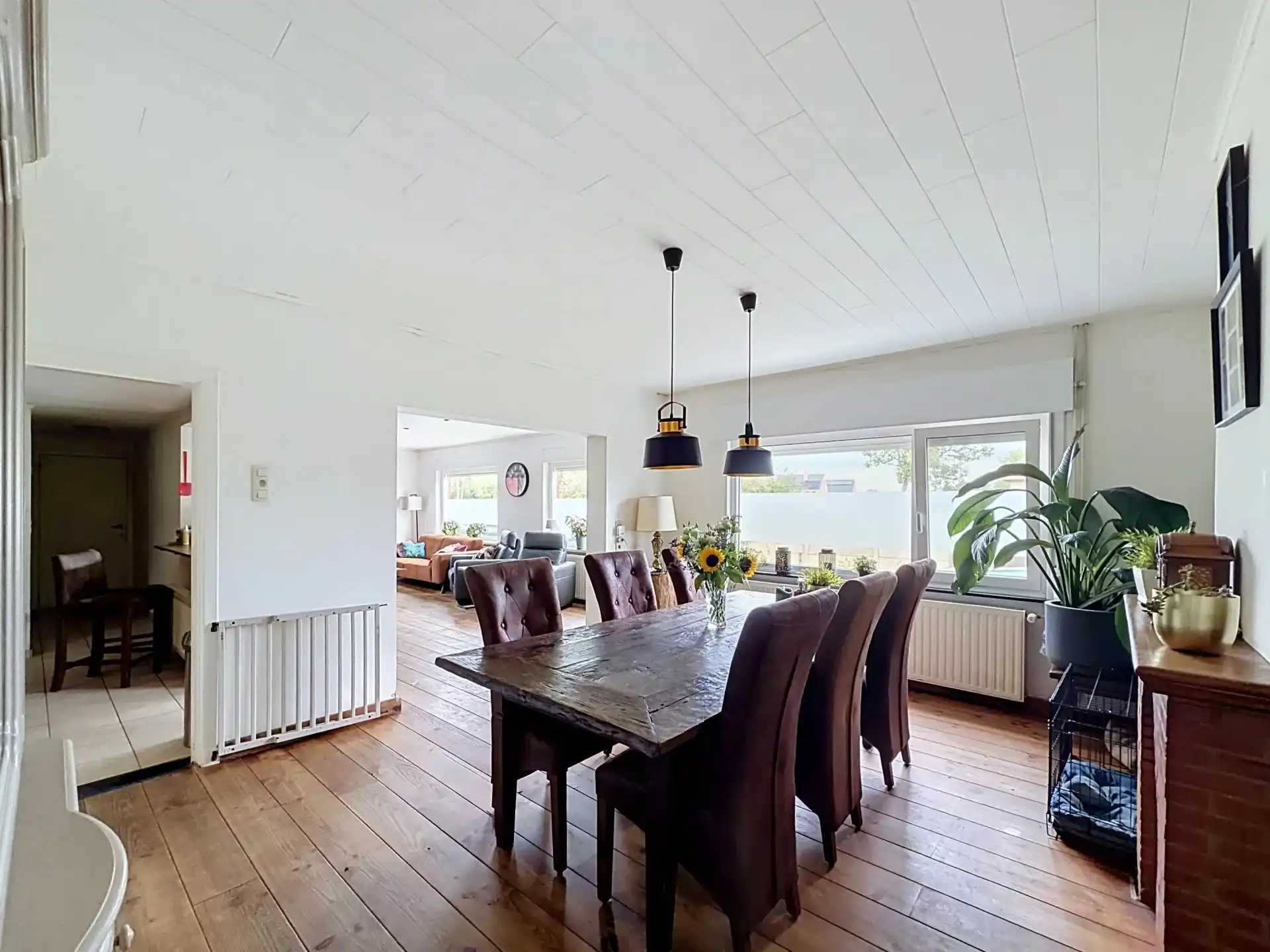 Ruime open bebouwing met 4 slaapkamers, garage en grote tuin. foto 7