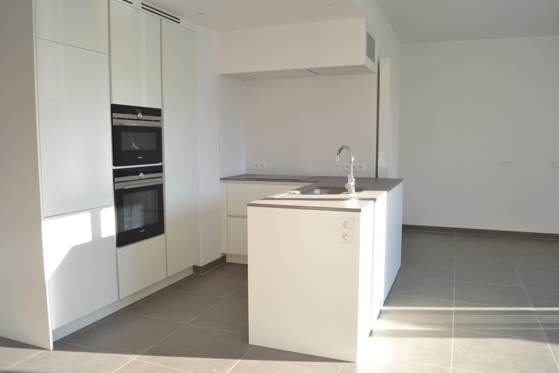 Recent appartement met 2 slaapkamers, 2 terrassen en garagebox te huur in Gullegem foto 4