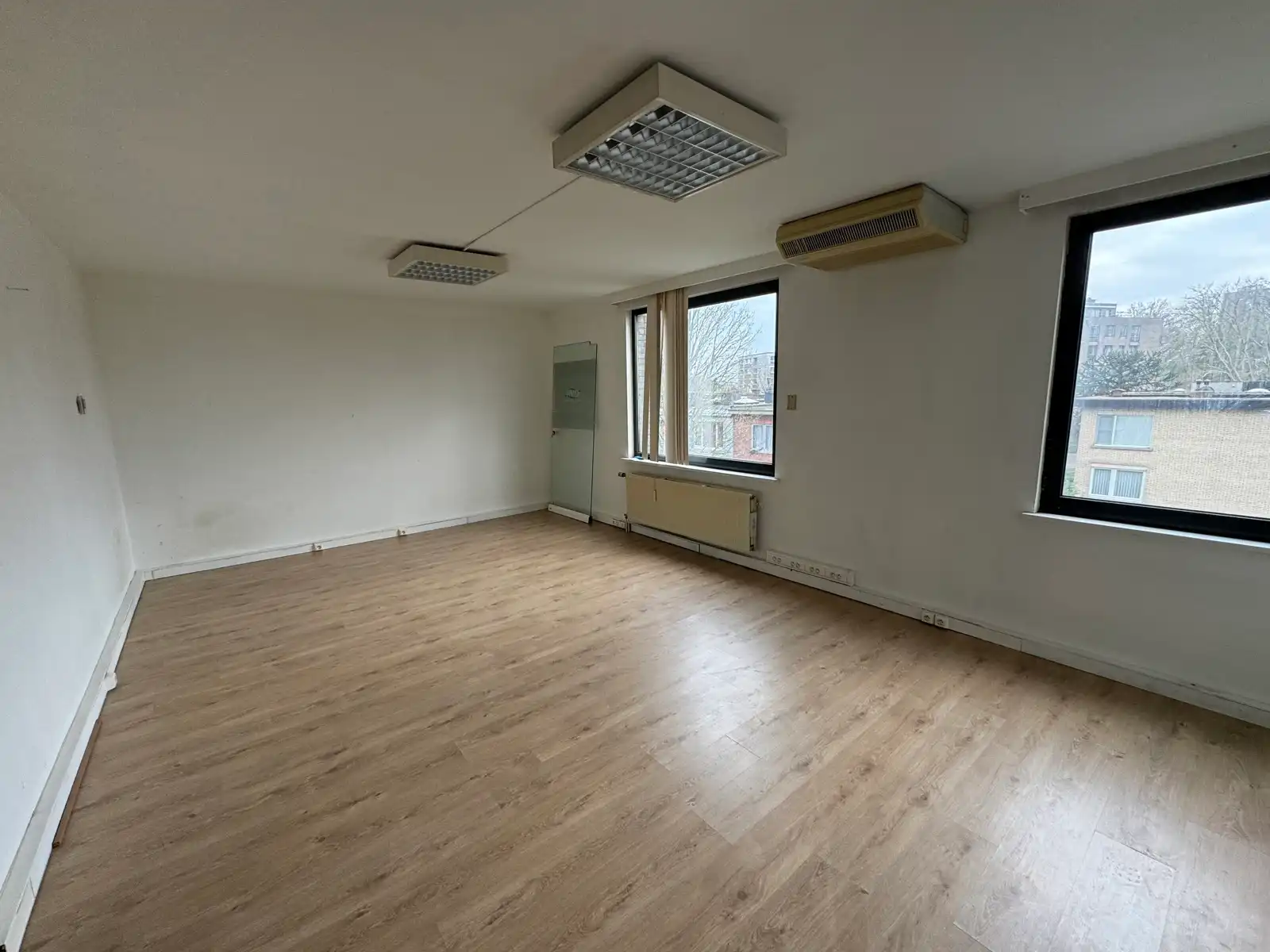 Kantoor 3de verdiep op Bisschoppenhoflaan + parking foto 4