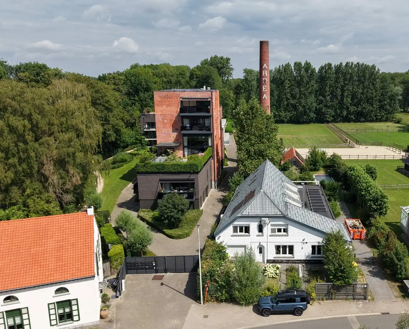 Hoofdfoto van de publicatie: Zeer ruime woning (8 slpk + 8 badkamers) op een perceel van ca. 1.522 m² te Wijnegem/grens Schilde