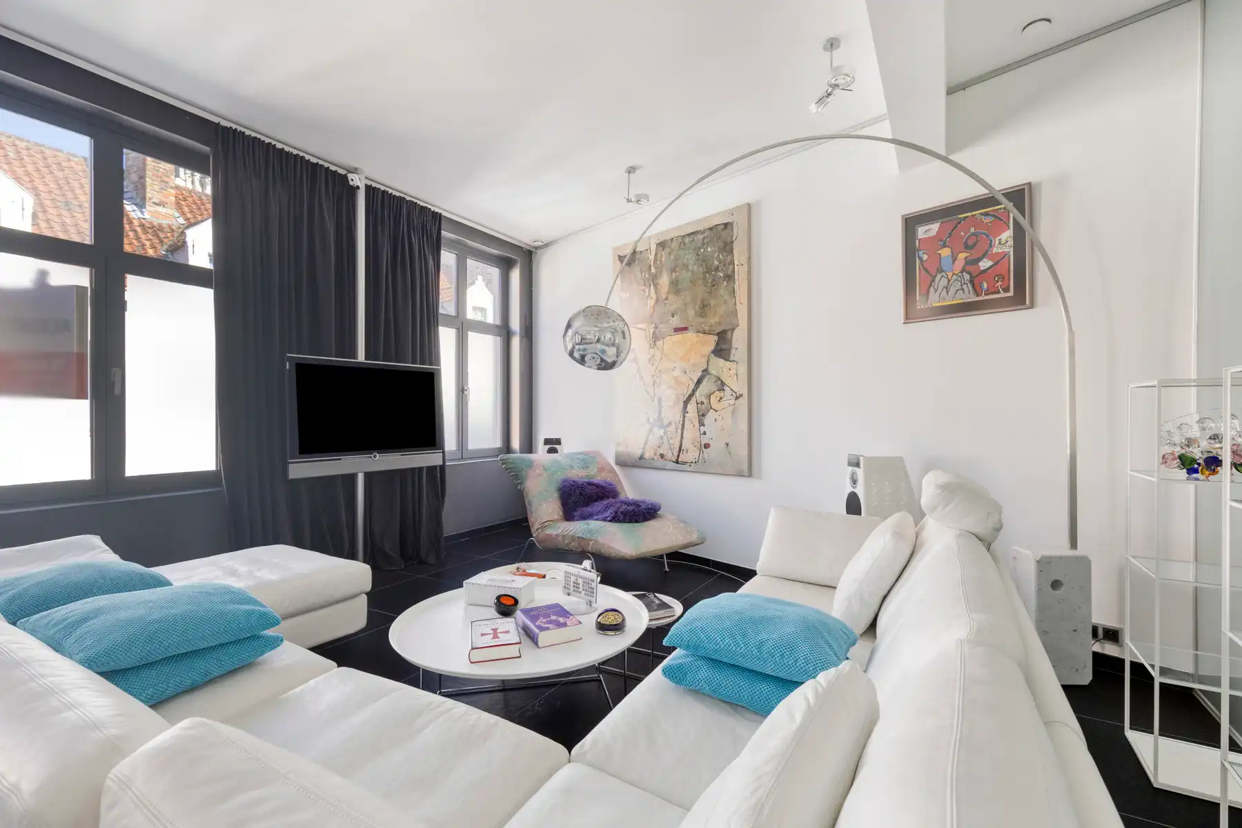 Gerenoveerde (2010) burgerwoning met dubbele garage foto 6