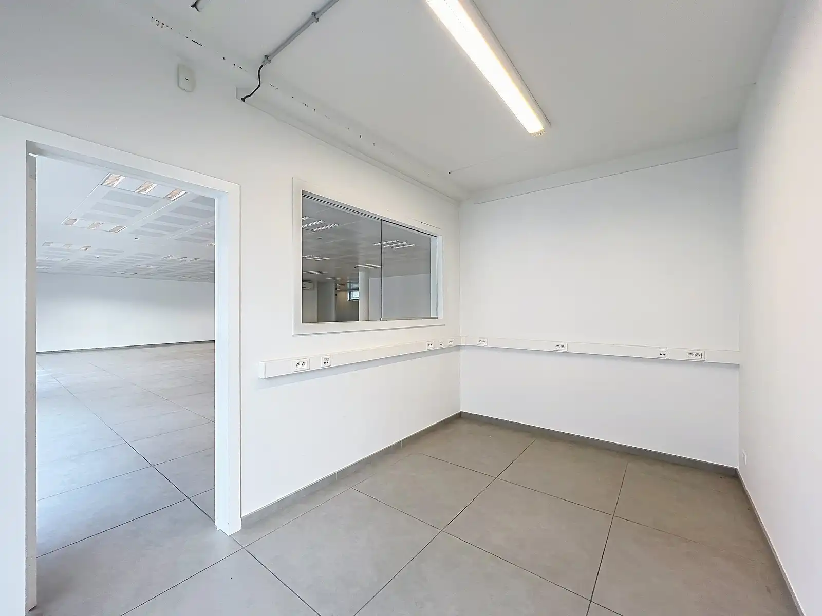 Volledig instapklare LICHTRIJKE commerciële ruimte ± 185m²  (kantoor, diensten, vrije beroepen,...) in het CENTRUM! foto 12