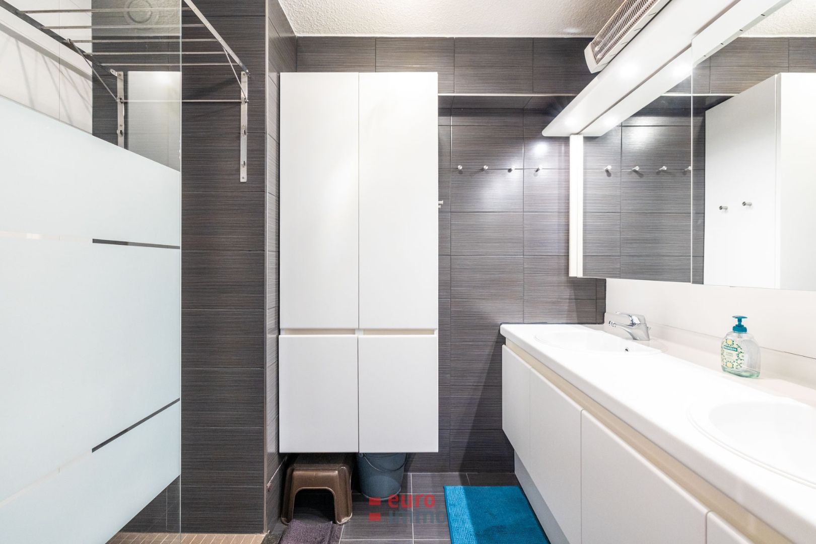 Centraal op de zeedijk gelegen appartement met 2 slaapkamers! foto 6