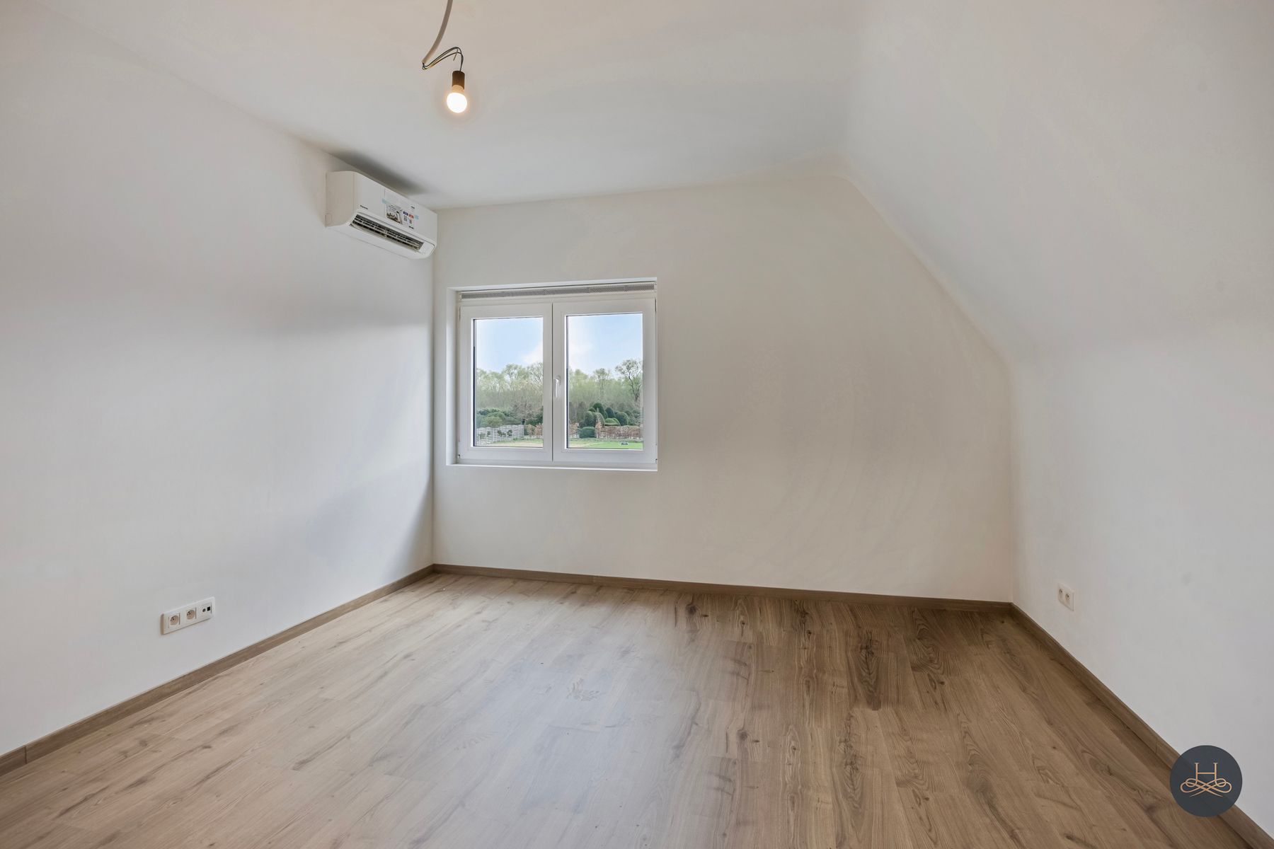 Totaal gerenoveerde woning met grote tuin foto 21