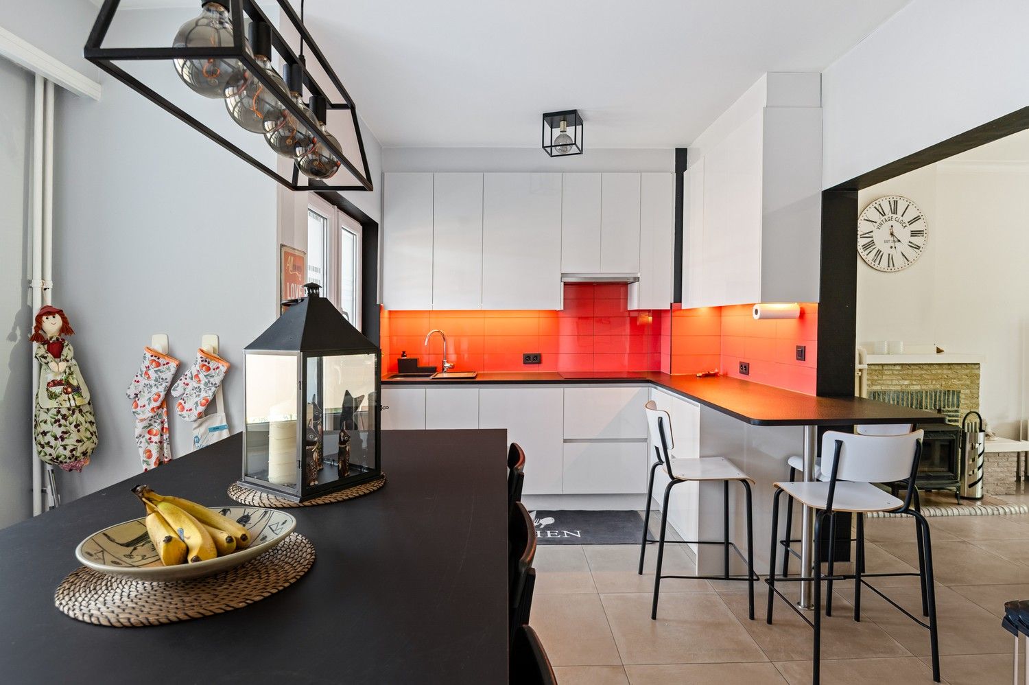 Instapklare woning met polyvalente praktijkruimte, 3 slaapkamers en aangename tuin te Wijnegem foto 8