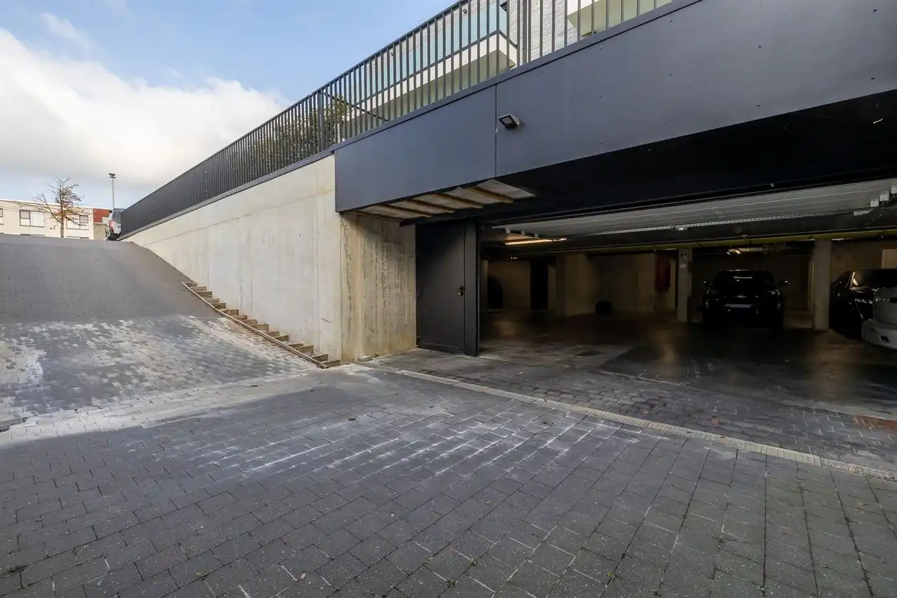 Gemeubelde penthouse met 2 slpk, ruim terras en autostaanplaats foto 32
