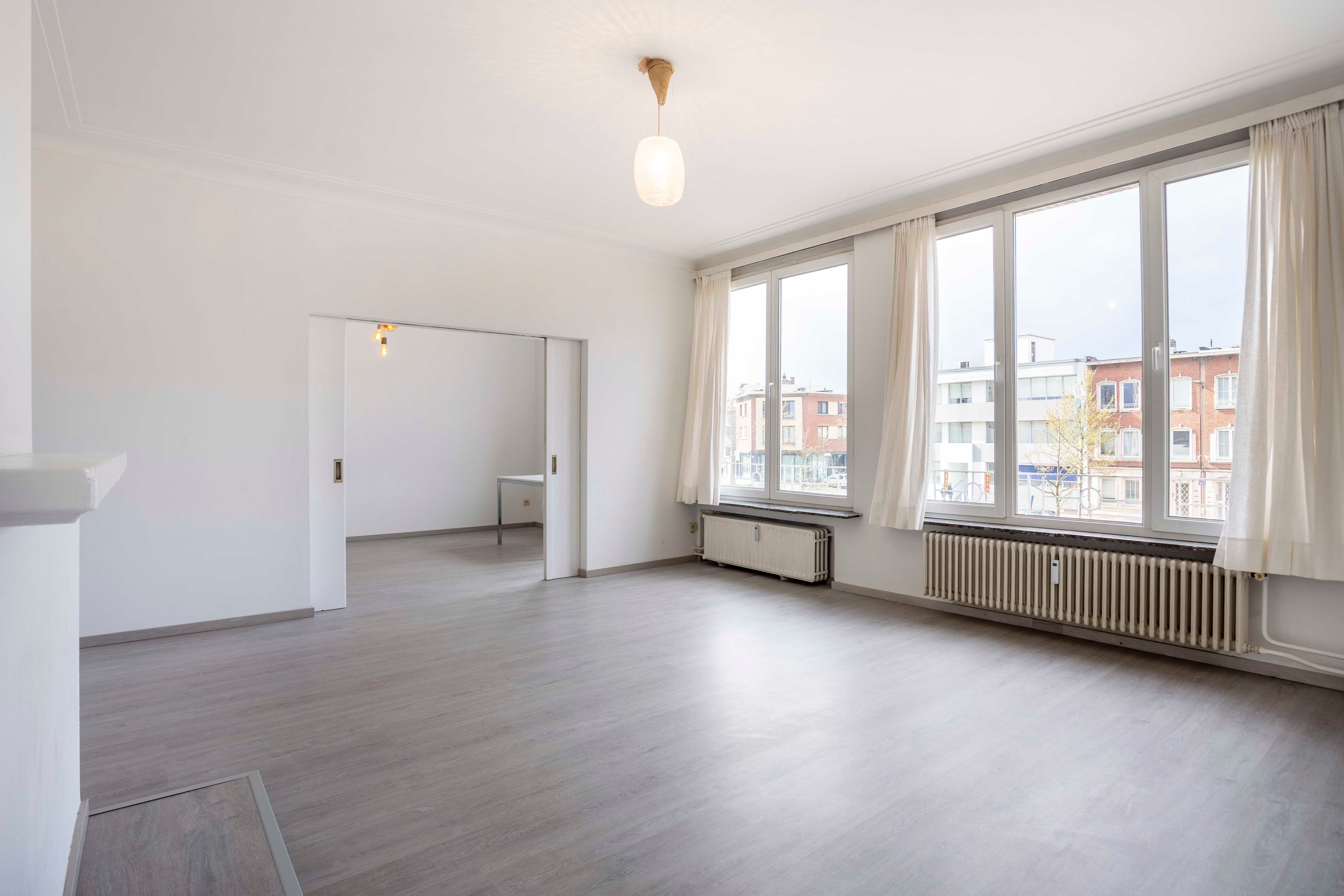 Trendy en ruim appartement met twee slaapkamers te huur in Berchem! foto 4