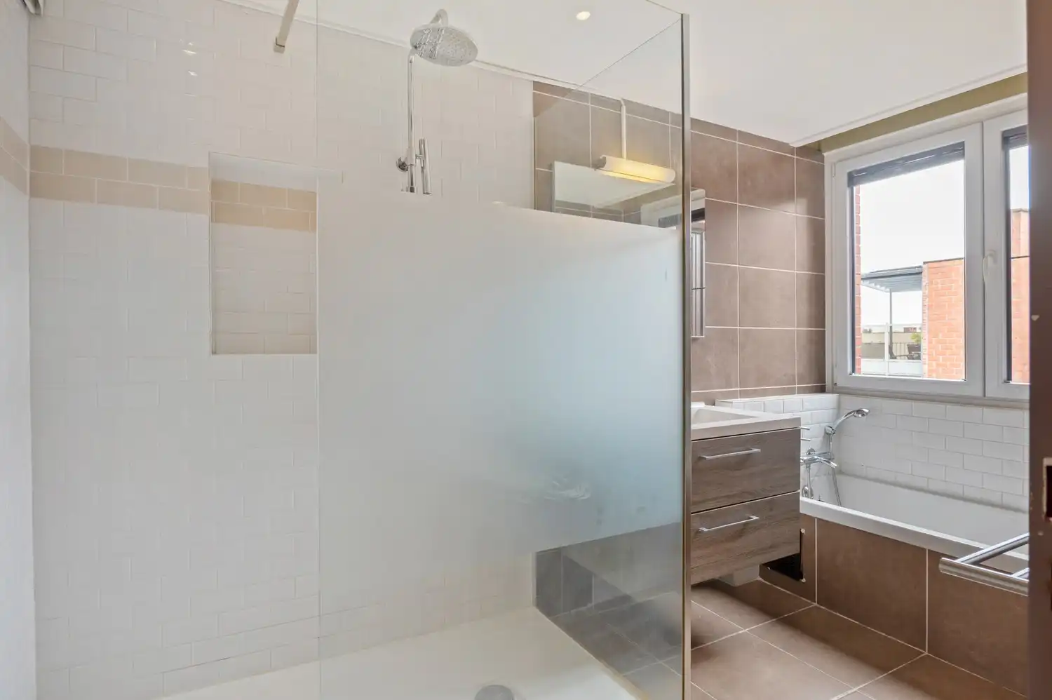 Ruim, instapklaar duplexappartement met 3 slaapkamers en 2 terrassen in centrum Lint foto 12