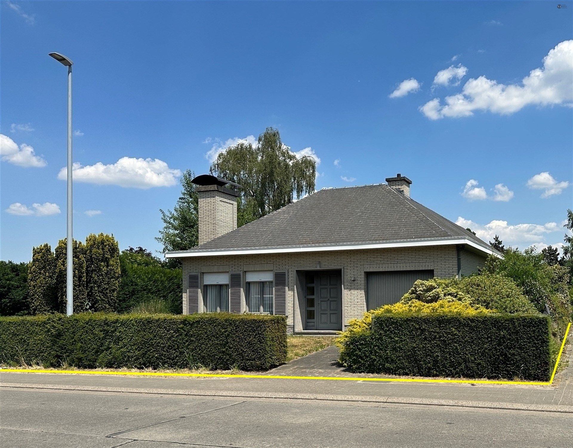 Hoofdfoto van de publicatie: Goed onderhouden, ruime bungalow op 610m² grond