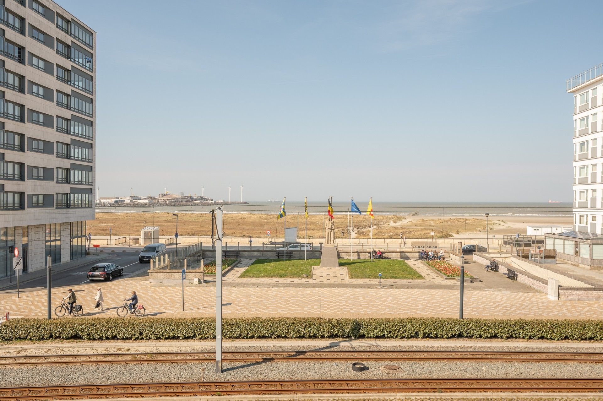 Luxueus gerenoveerd appartement met frontaal zeezicht in Heist foto 9