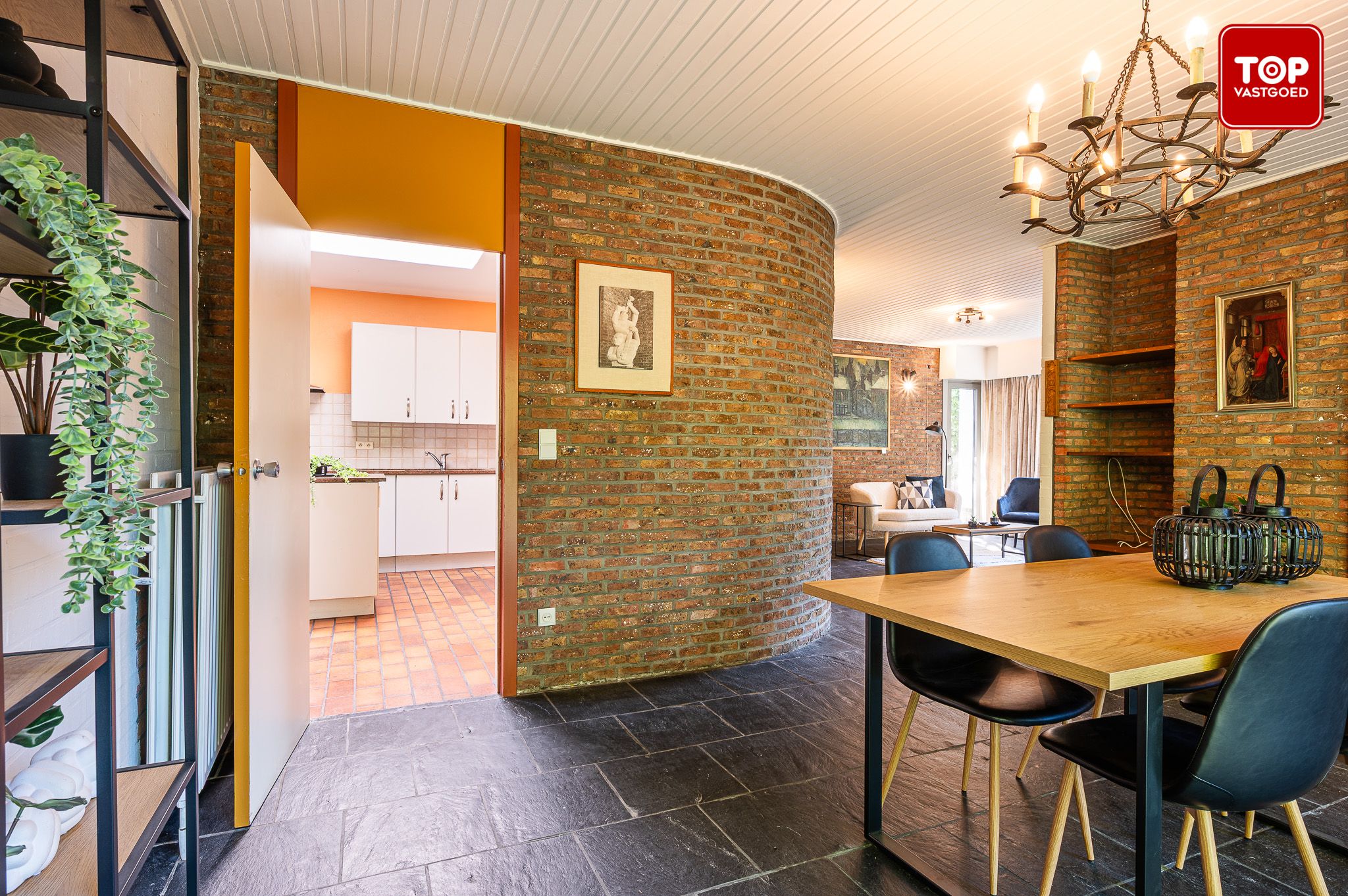 Ruime jaren zeventig villa in Mariakerke-Kolegem foto 10