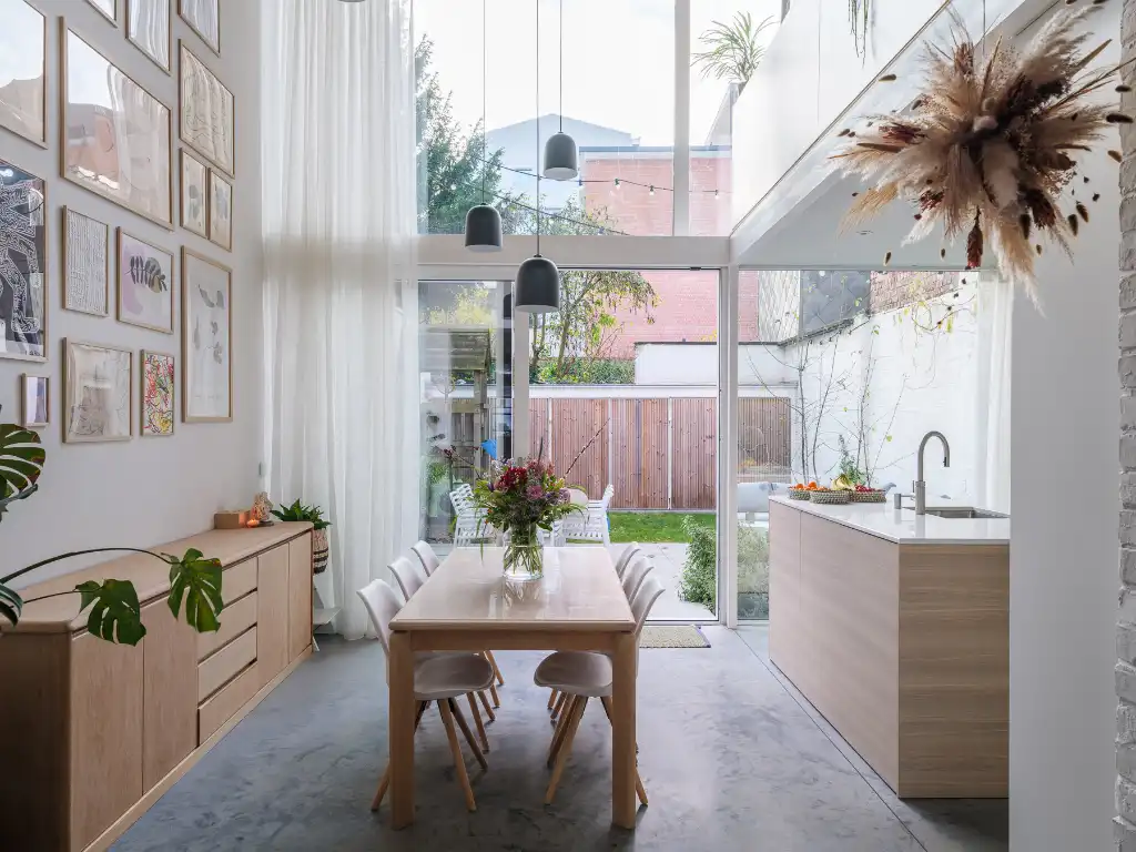 Prachtig gerenoveerde (Volt Architecten) interbellumwoning met vier slaapkamers, twee badkamers en zonnige stadstuin nabij de Bijloke. foto {{pictureIndex}}