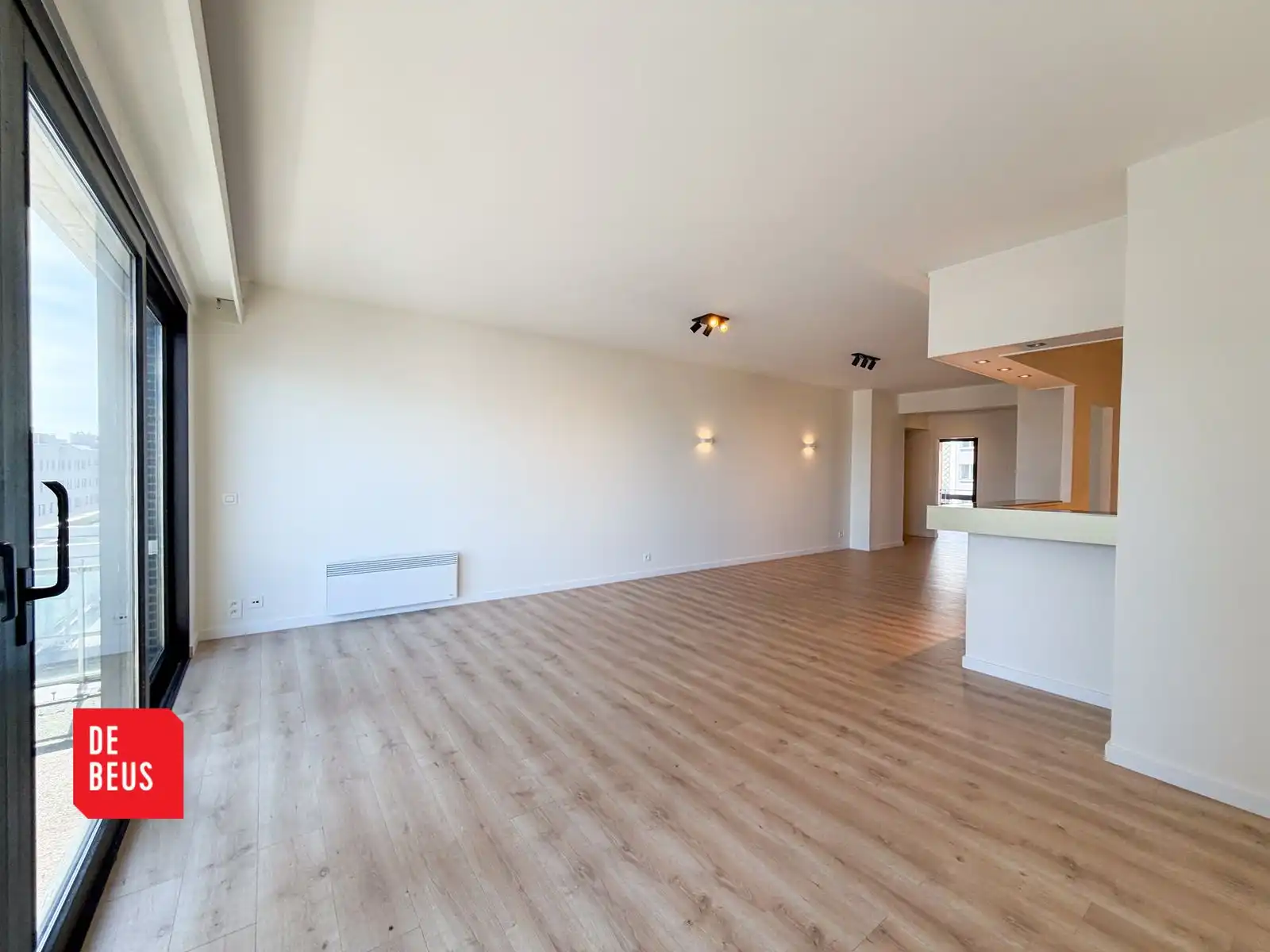 Zonnig 2-slaapkamer appartement op de 7de verdieping in het hart van Oostende, pal aan zee! foto {{pictureIndex}}