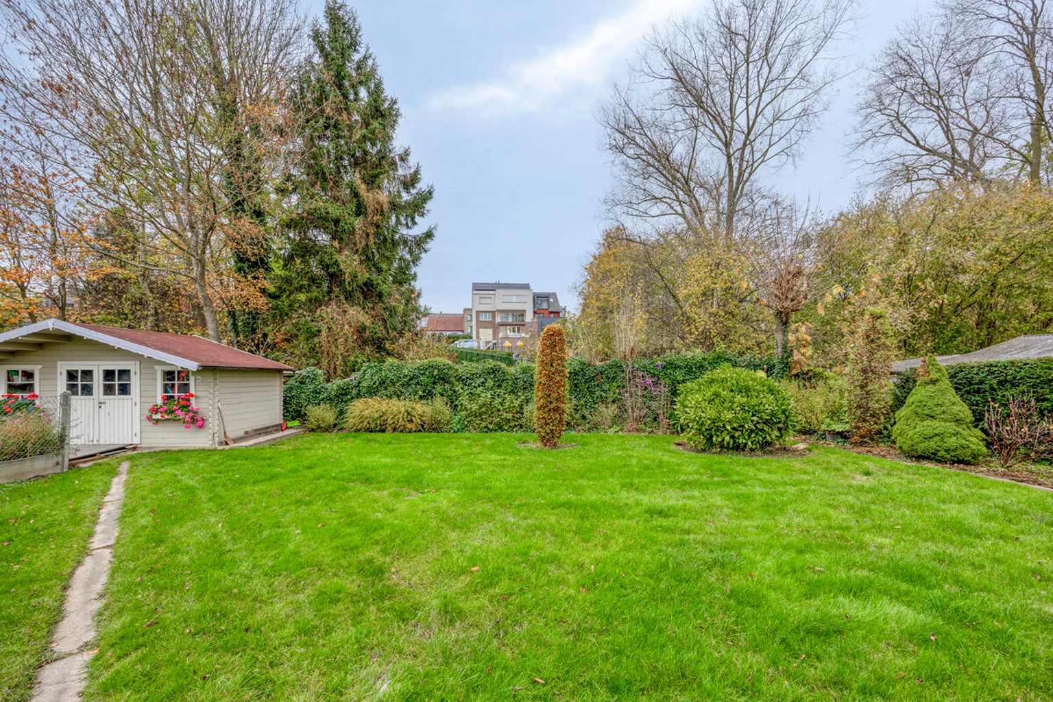 Bungalow van 176 m² met garage en tuin foto 24