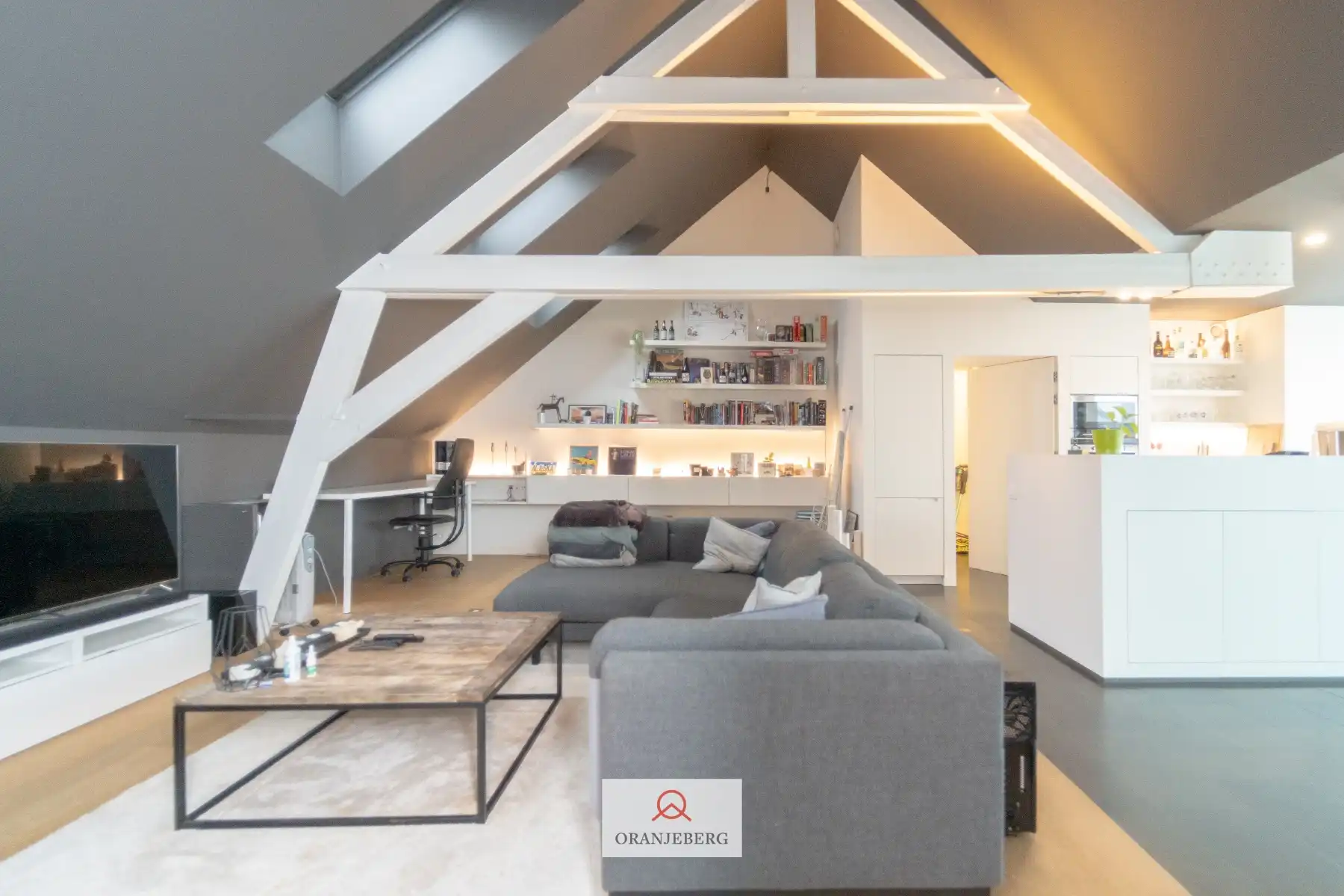 Zalige exclusieve penthouse met zuidgericht terras en uniek zicht op de torens! foto {{pictureIndex}}