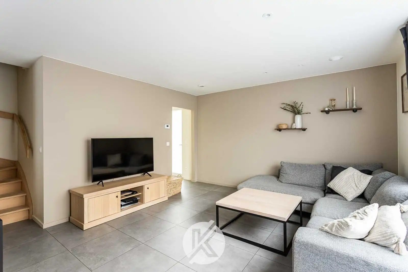 Recente, lichtrijke woning met carport foto 9