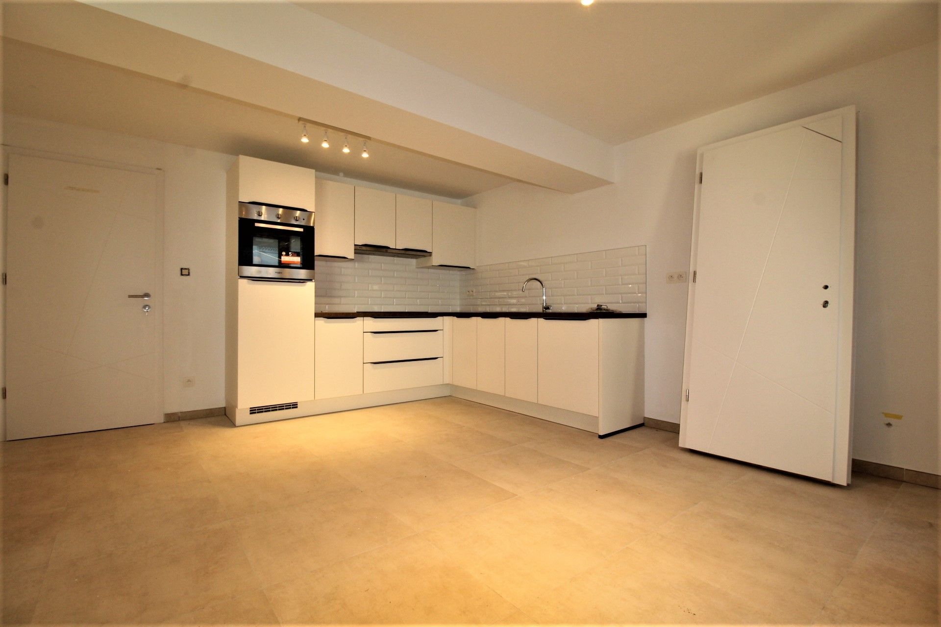 Klassevolle nieuwbouwwoning pal in centrum Brakel. foto 4