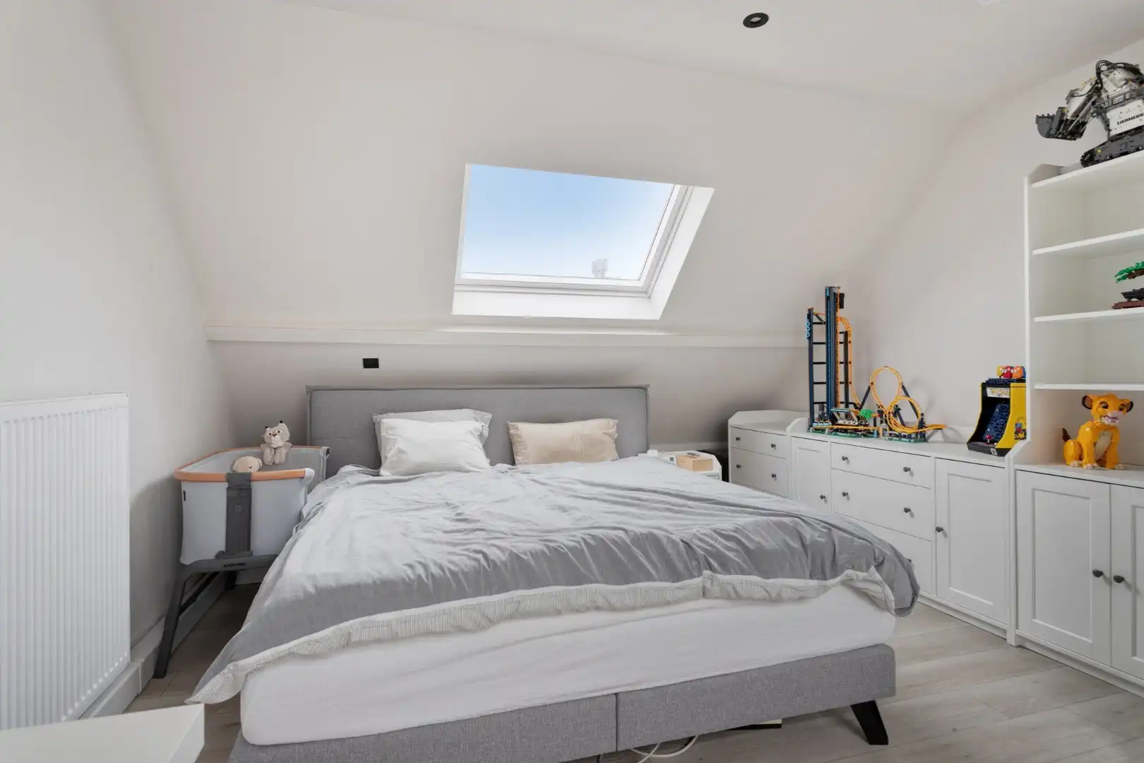 Gerenoveerde woning te koop in Heule met EPC A, conforme elektriciteit en ruime slaapkamers. foto 13