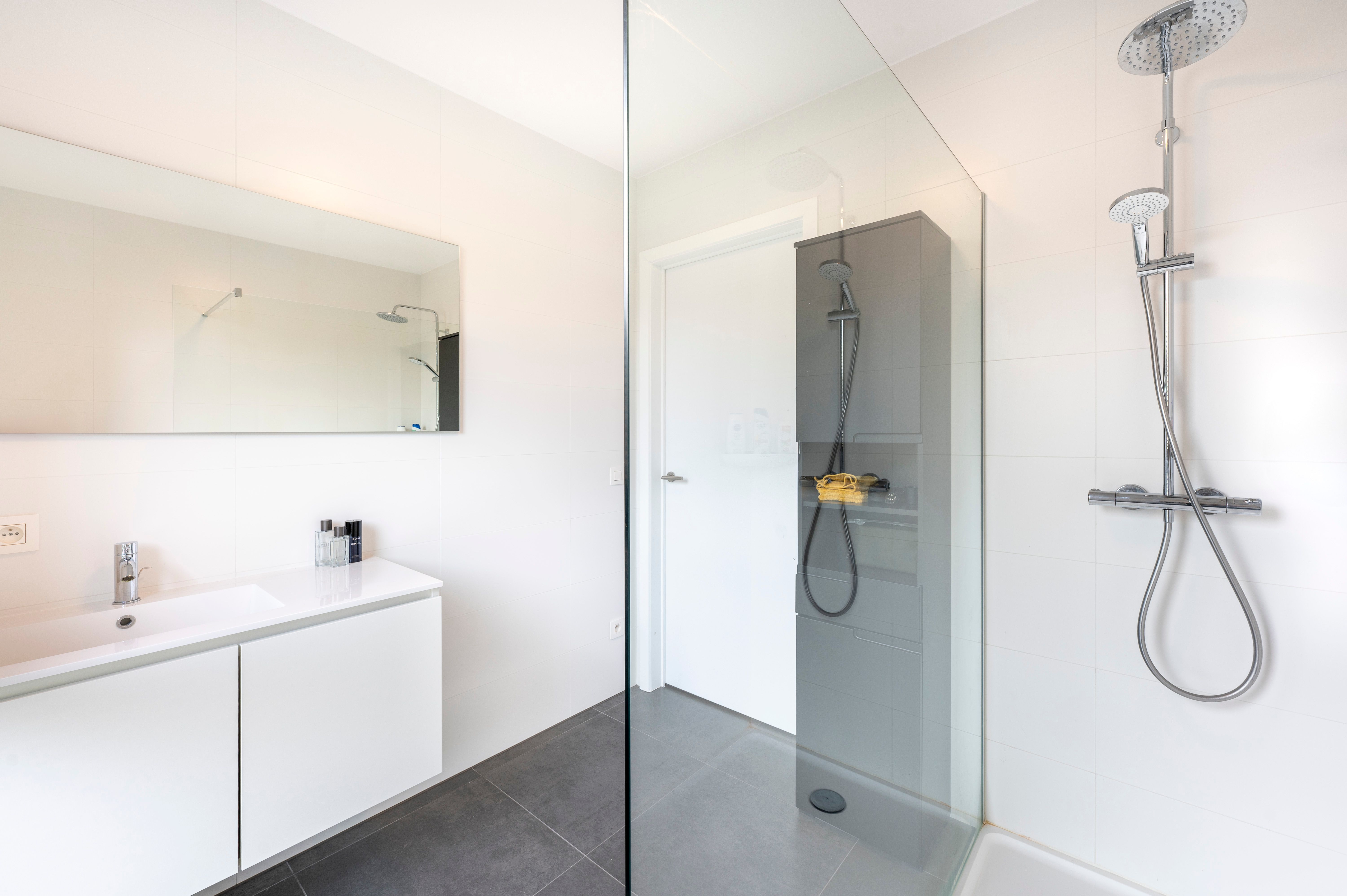 Instapklaar nieuwbouwappartement met 2 staanplaatsen en kelderberging in Brecht! foto 18