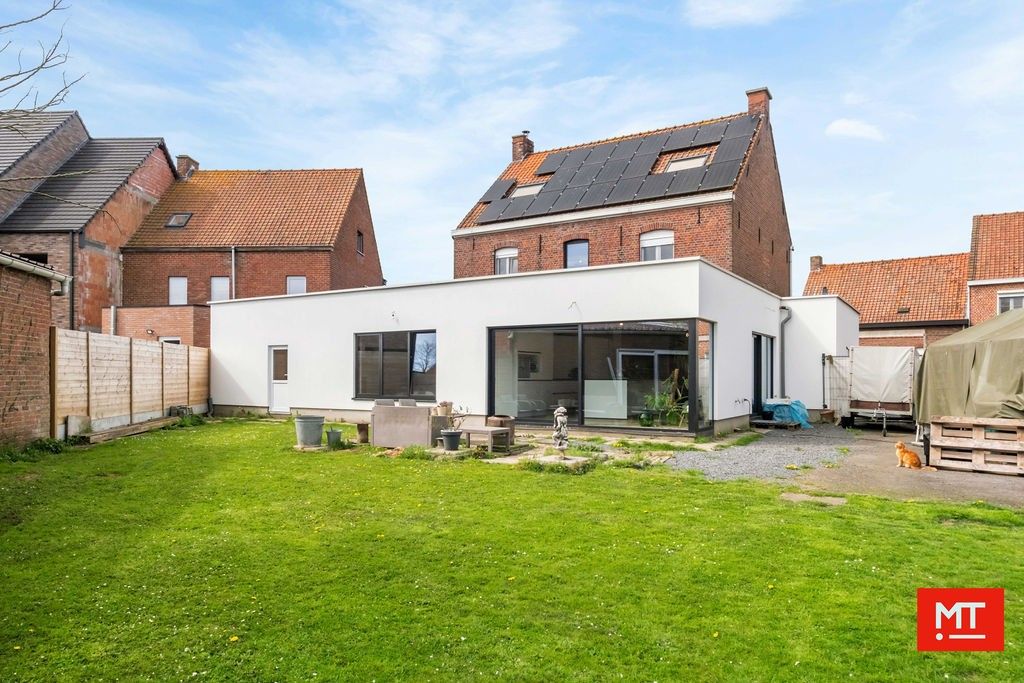 Bijzonder ruime alleenstaande woning op 1.828 m² in het centrum van Langemark foto {{pictureIndex}}