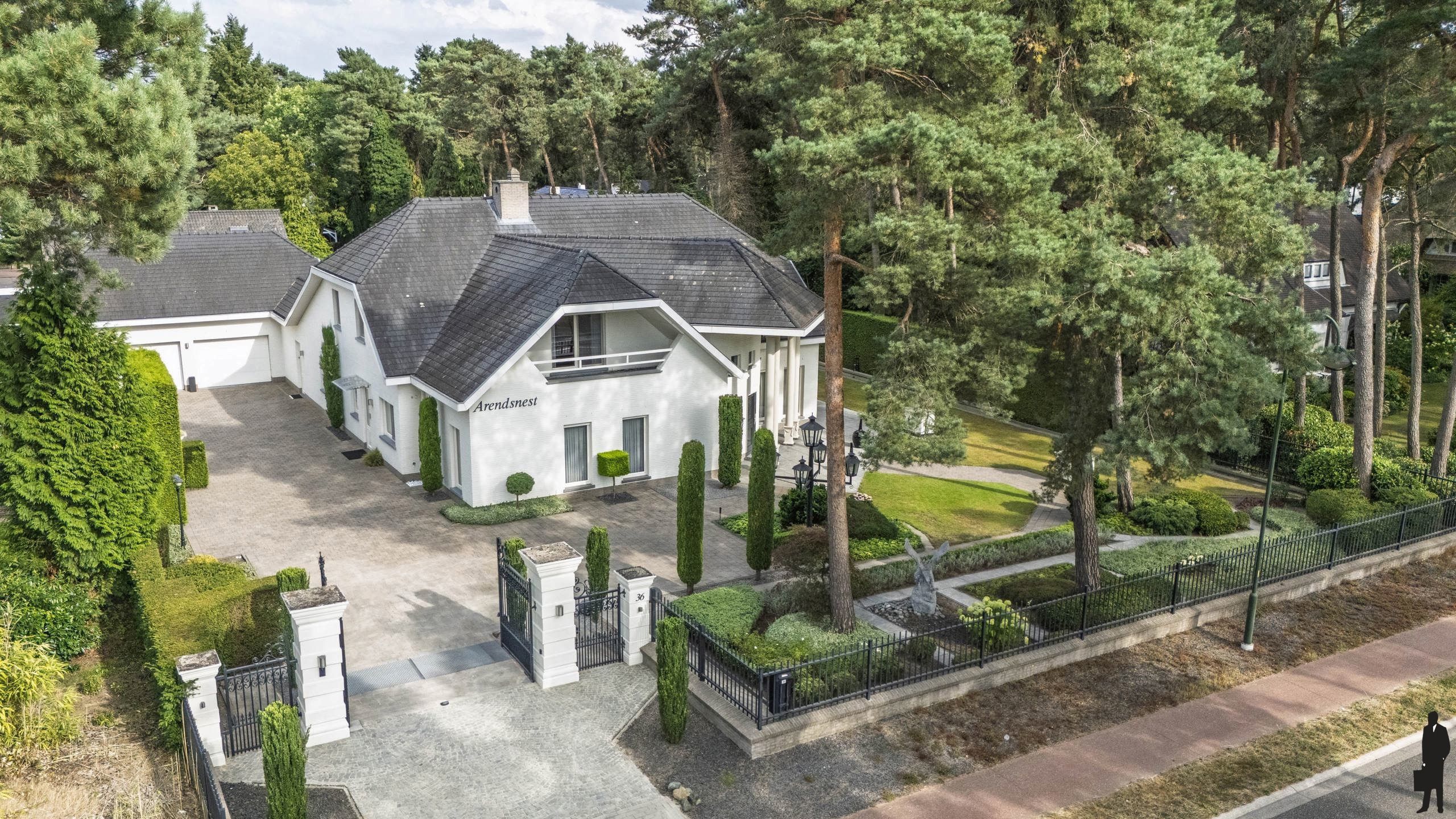 Riante villa (maar liefst 454m² woonopp.) vlakbij Nederland foto 2