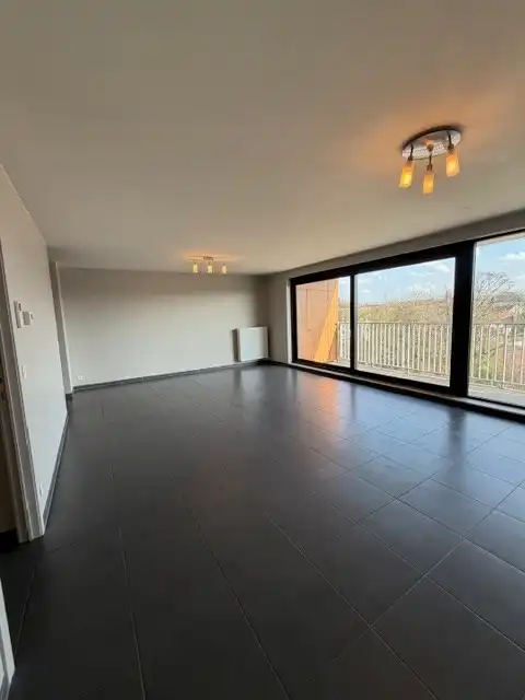 Ruim appartement met 2 slaapkamers + parkeerplaats  foto 2