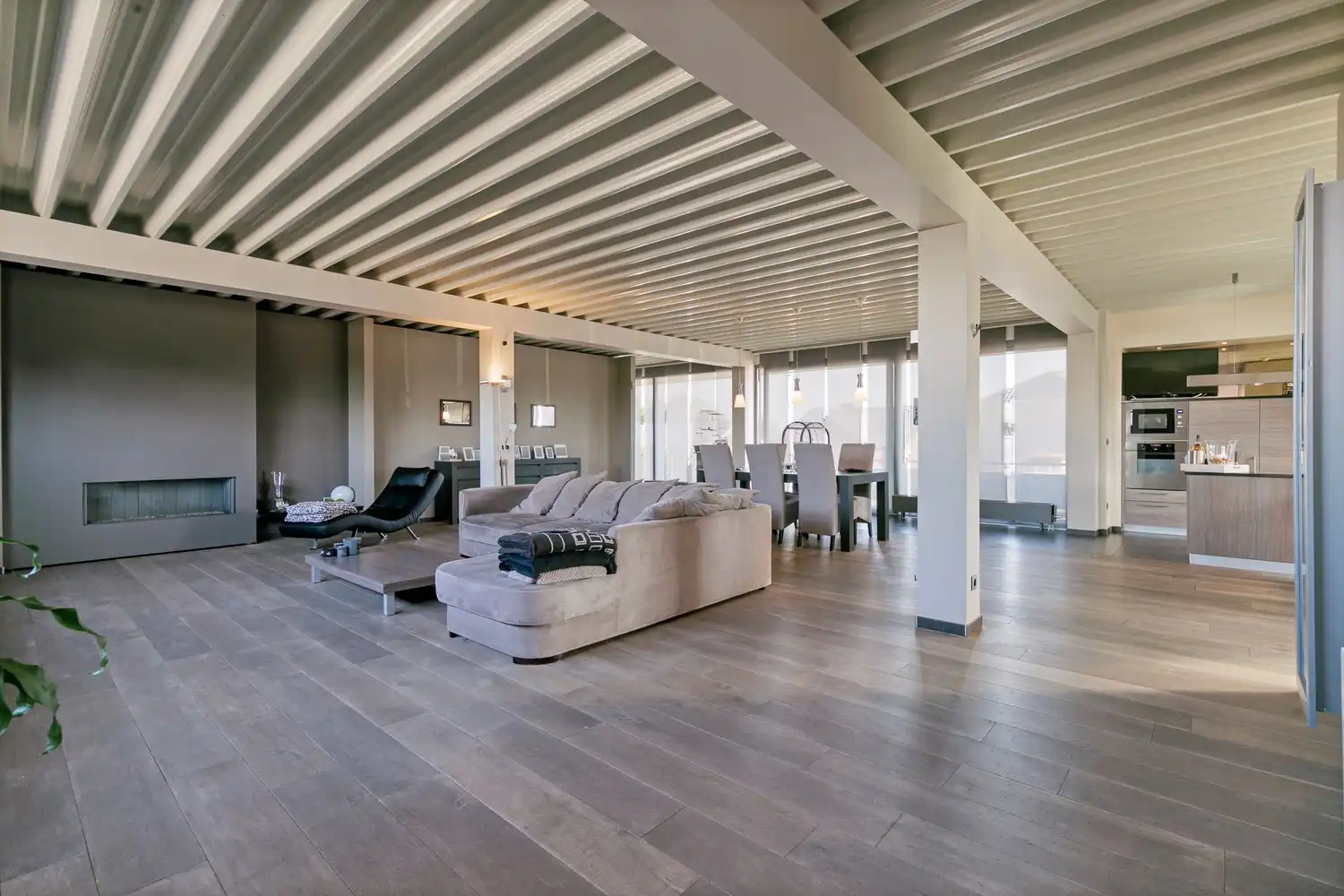 Handelsruimte met luxe duplex-appartement en verhuurde loodsen op het industrieterrein in Lanaken foto 26