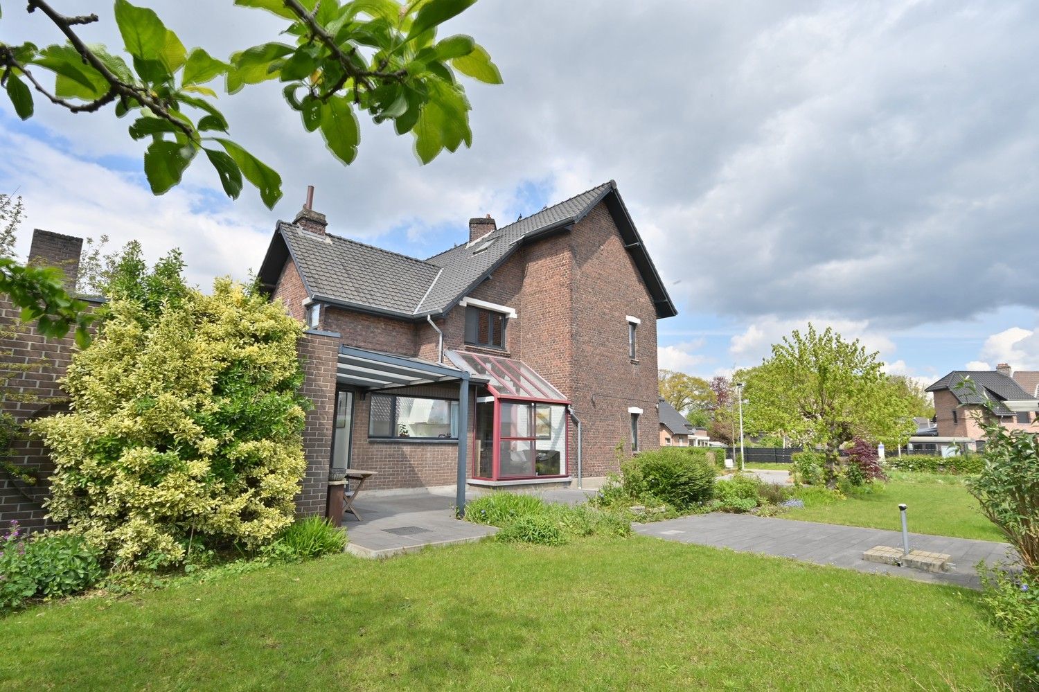 Karaktervolle woning met atelier, gelegen in een fraaie laan te Eisden-Maasmechelen. foto 31